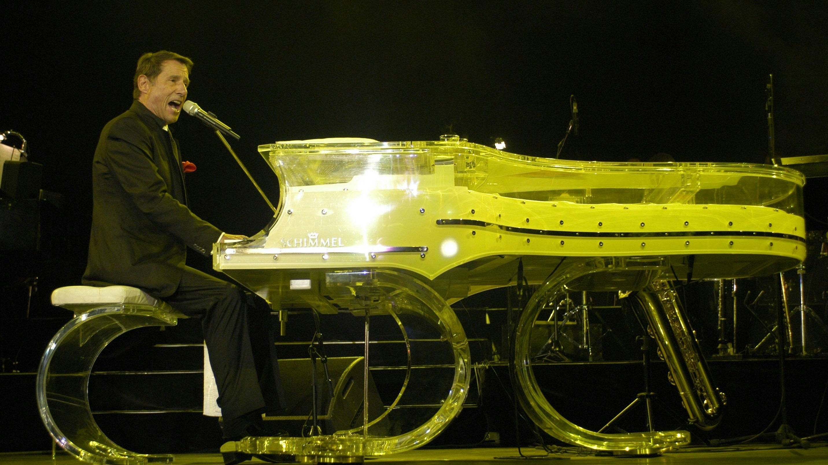 Konzert in der Münchner Olympiahalle im Oktober 2003: Udo Jürgens an seinem Lieblingsflügel aus Plexiglas