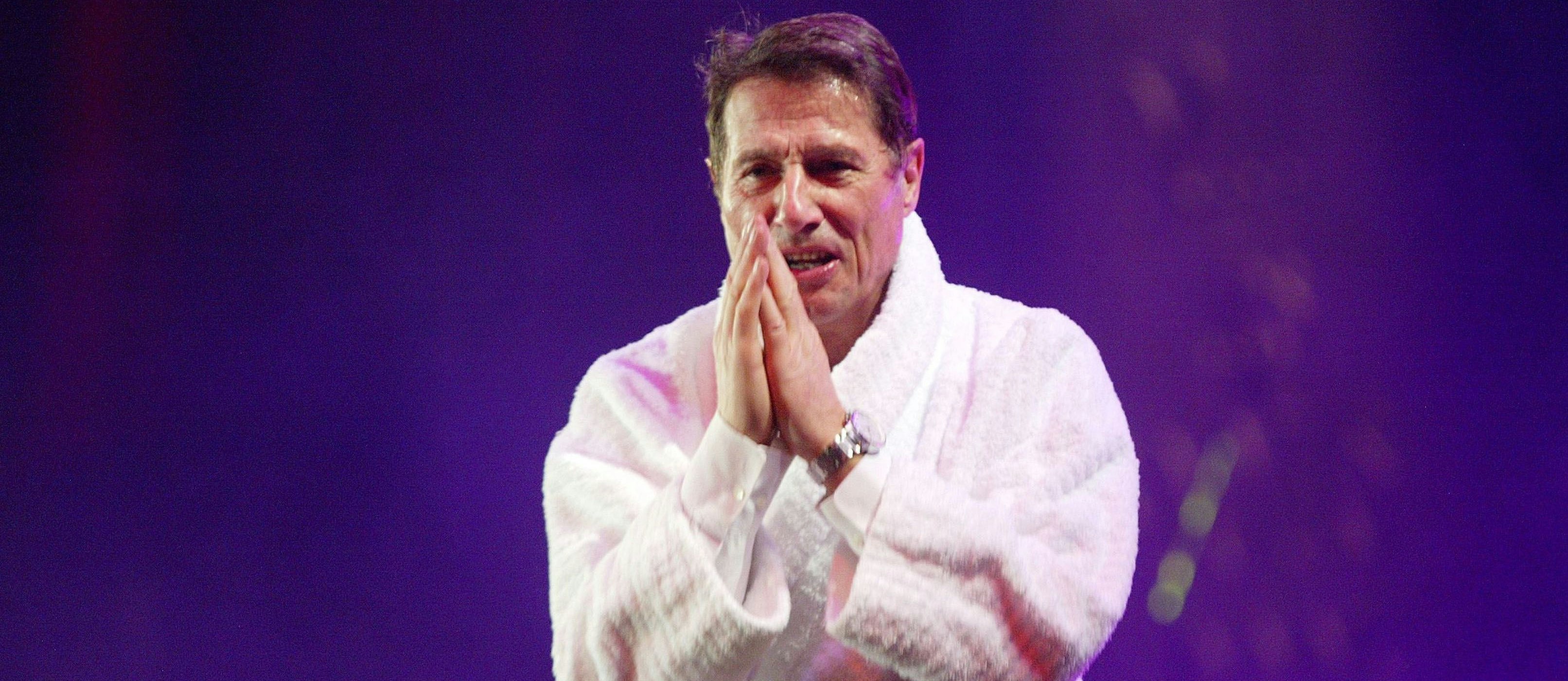 Udo Jürgens 2004 bei einem Konzert in Frankfurt: Am Ende niemals ohne weißen Frottee-Bademantel. Jetzt wird eines dieser Stücke versteigert