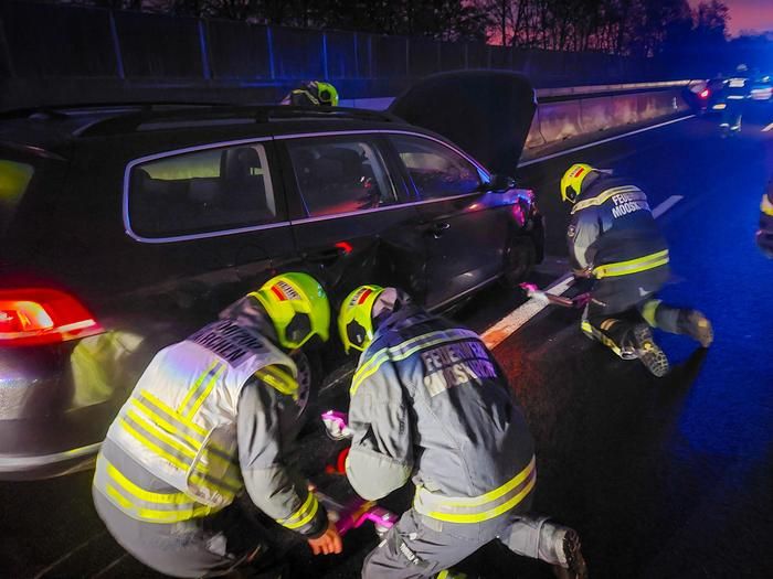 Die Feuerwehrleute bargen das beschädigte Fahrzeug. 