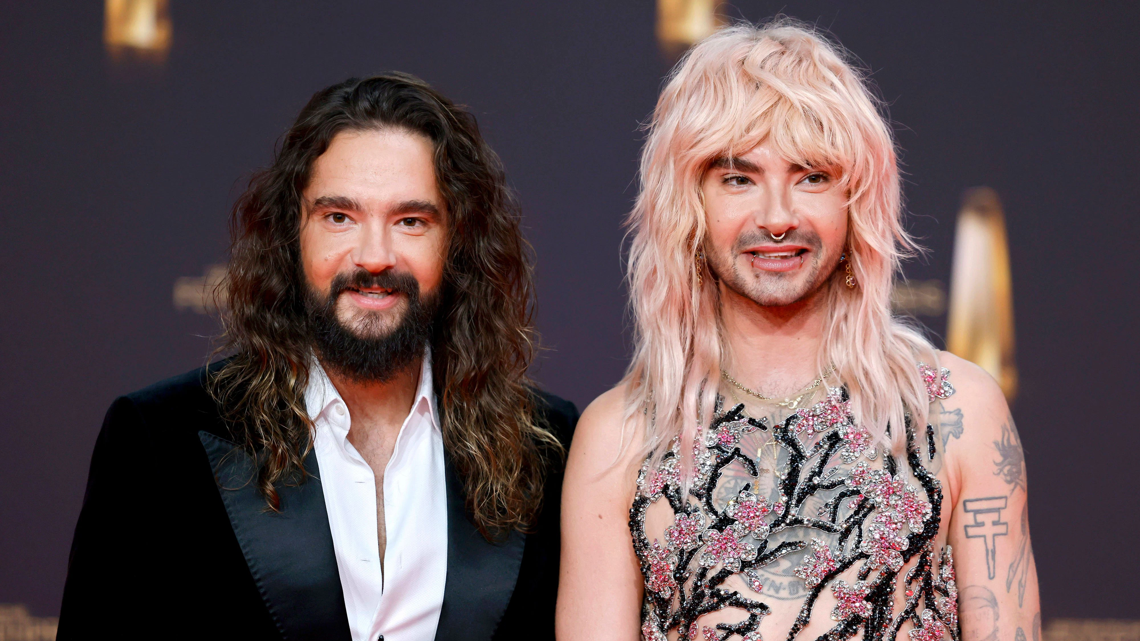 Musiker Tom Kaulitz und Sänger Bill Kaulitz, Zwillingsbrüder von der Band Tokio Hotel, auf dem Red Carpet beim Deutschen Fernsehpreis 2024 in den MMC-Studios in Ossendorf. Erneut wurden Zweifel laut an der Glaubwürdigkeit des Entertainers. Köln, 25.09.2024 NRW Deutschland *** Musician Tom Kaulitz and singer Bill Kaulitz, twin brothers from the band Tokio Hotel, on the red carpet at the German Television Award 2024 at the MMC Studios in Ossendorf Doubts were once again raised about the entertainers credibility Cologne, 25 09 2024 NRW Germany Copyright: xChristophxHardtx