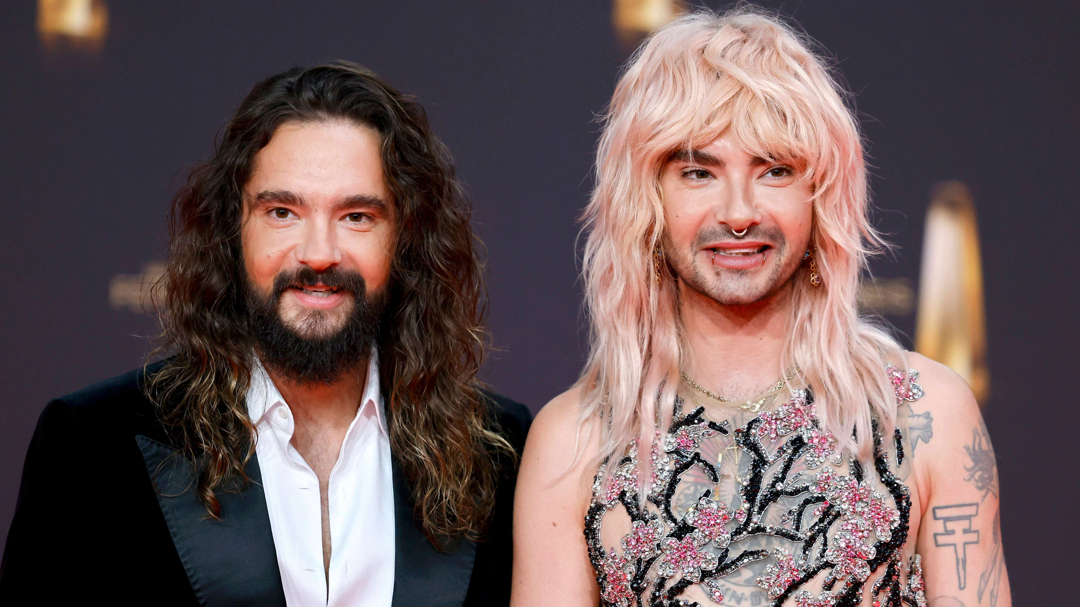 Musiker Tom Kaulitz und Sänger Bill Kaulitz, Zwillingsbrüder von der Band Tokio Hotel, auf dem Red Carpet beim Deutschen Fernsehpreis 2024 in den MMC-Studios in Ossendorf. Erneut wurden Zweifel laut an der Glaubwürdigkeit des Entertainers. Köln, 25.09.2024 NRW Deutschland *** Musician Tom Kaulitz and singer Bill Kaulitz, twin brothers from the band Tokio Hotel, on the red carpet at the German Television Award 2024 at the MMC Studios in Ossendorf Doubts were once again raised about the entertainers credibility Cologne, 25 09 2024 NRW Germany Copyright: xChristophxHardtx