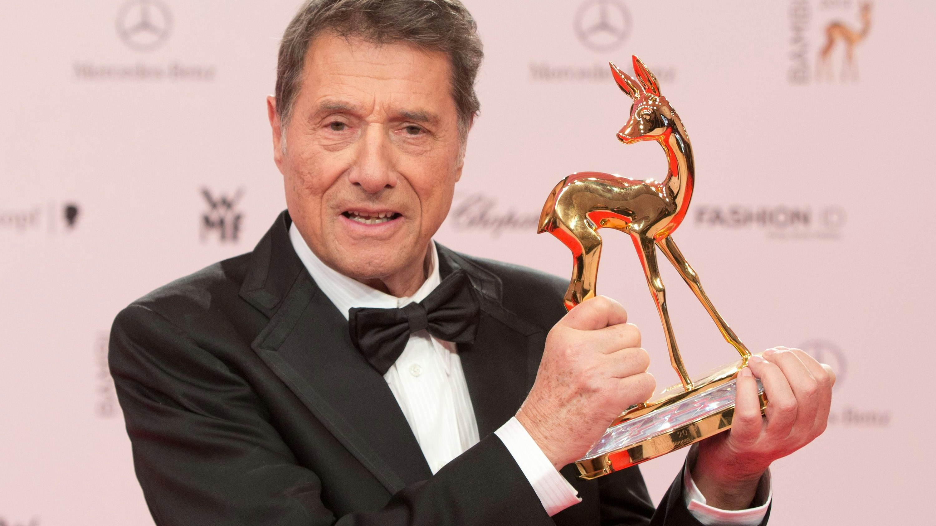 Udo Jürgens mit dem Bambi in der Kategorie "Lebenswerk", den er am 14.11. 2013 in Berlin erhalten hat