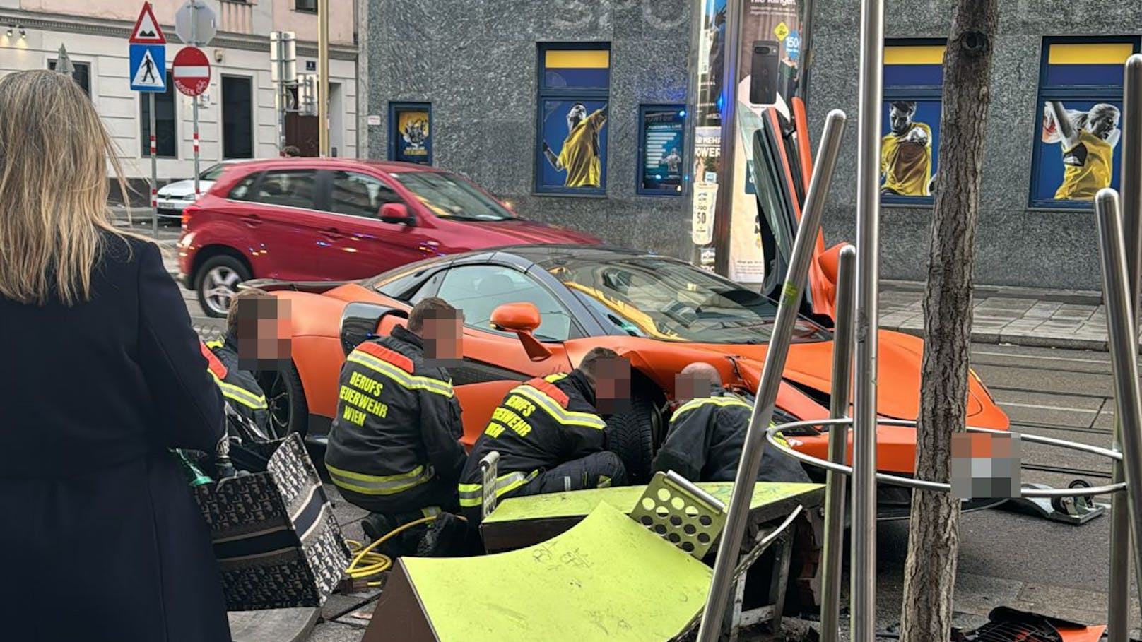 Die Berufsfeuerwehr Wien transportierte den Luxusschlitten schnell weg von der Fahrbahn.