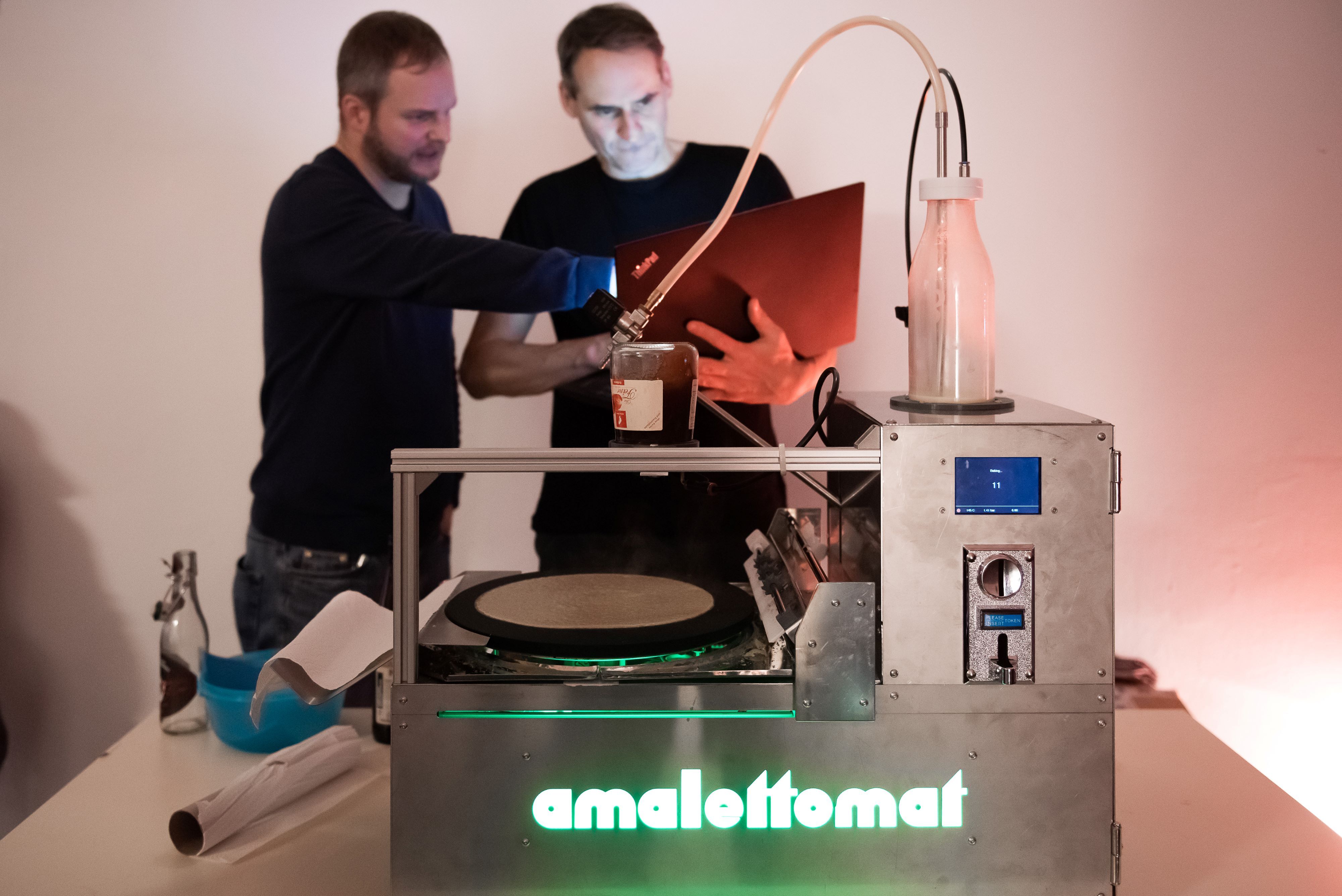 Das ist der Amalettomat: Seine Drinks können Gäste auf der Roboexotica ab 12. Dezember probieren