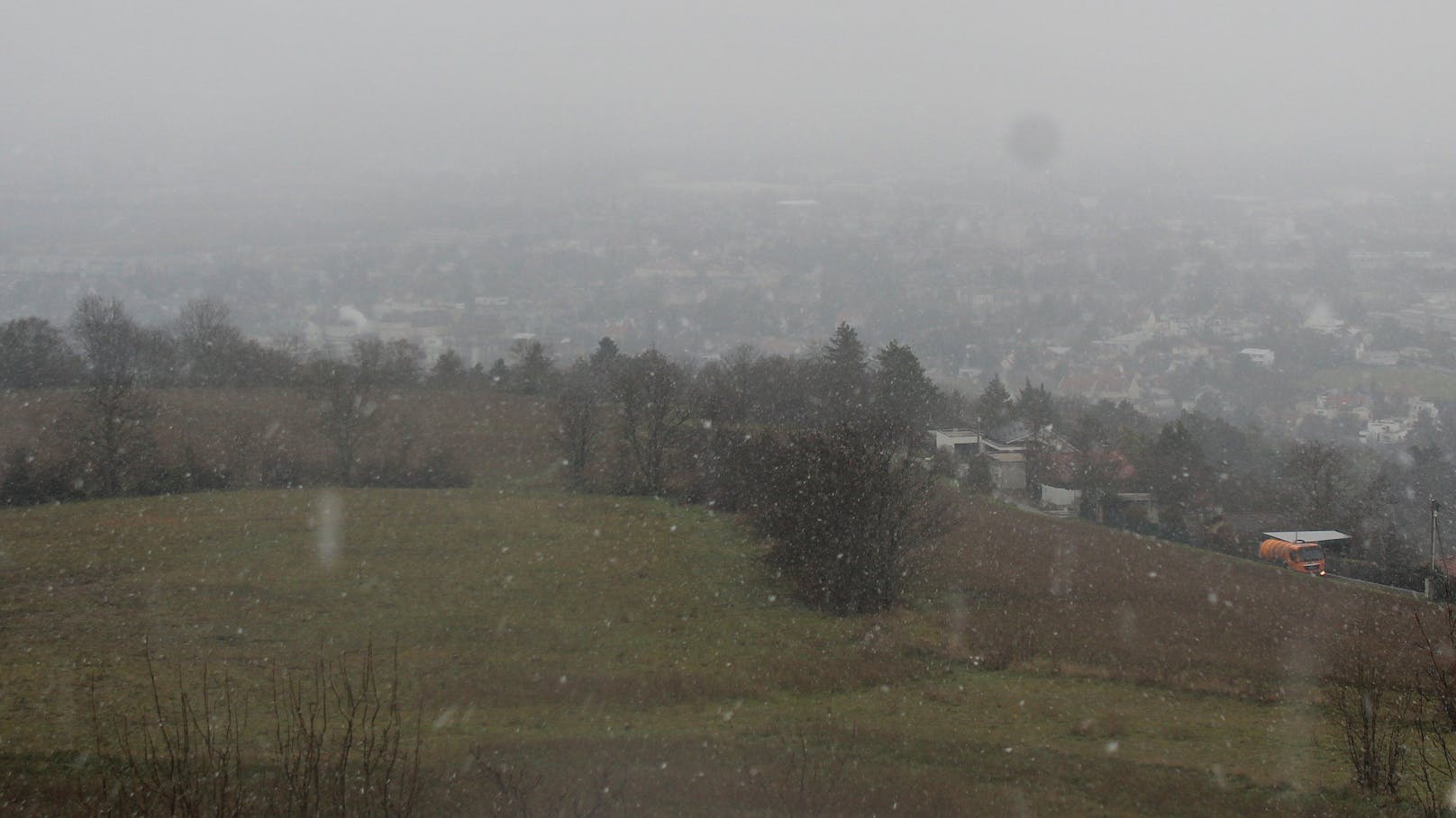 Kurz nach 11 Uhr vormittags setzte über dem Bisamberg und Wien der erste Schneefall ein.