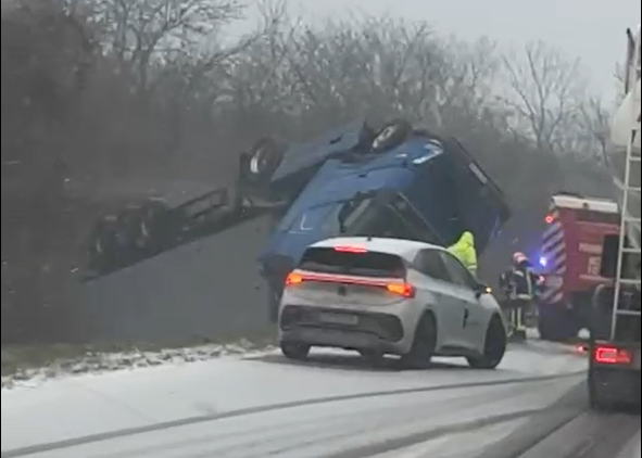Der Wintereinbruch sorgt für Chaos und Unfälle auf den Straßen.