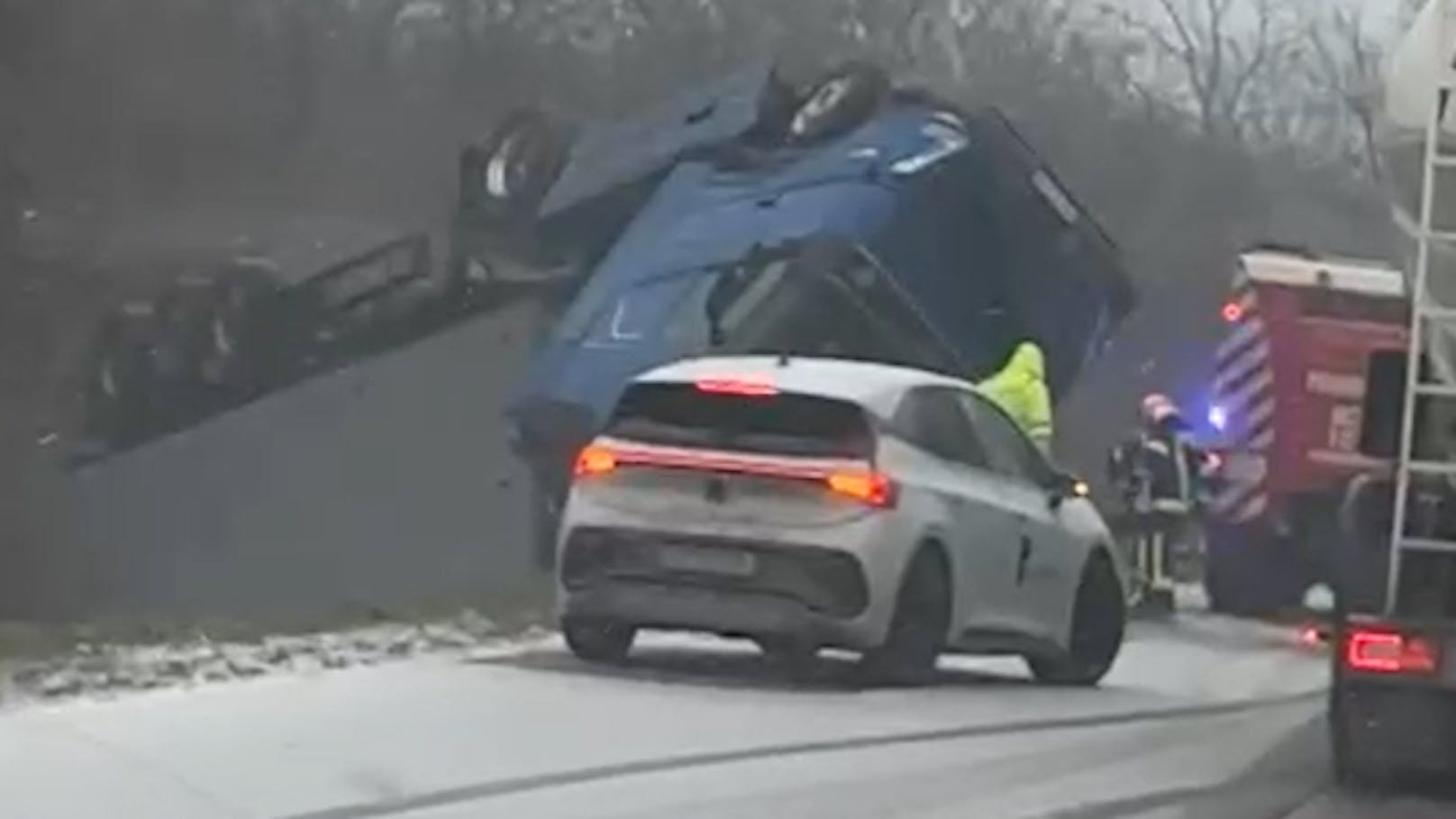 Glatteis-Chaos im Burgenland! Lkw landet auf dem Dach