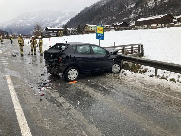 Eine Person musste aus dem Auto befreit werden.