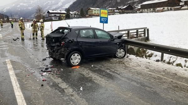 Eine Person musste aus dem Auto befreit werden.