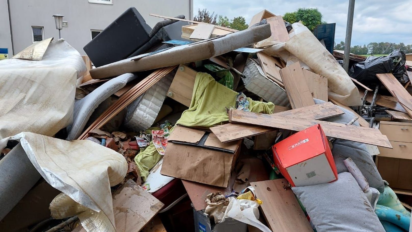 Alles musste raus - es war kaum etwas aus der Wohnung zu retten.