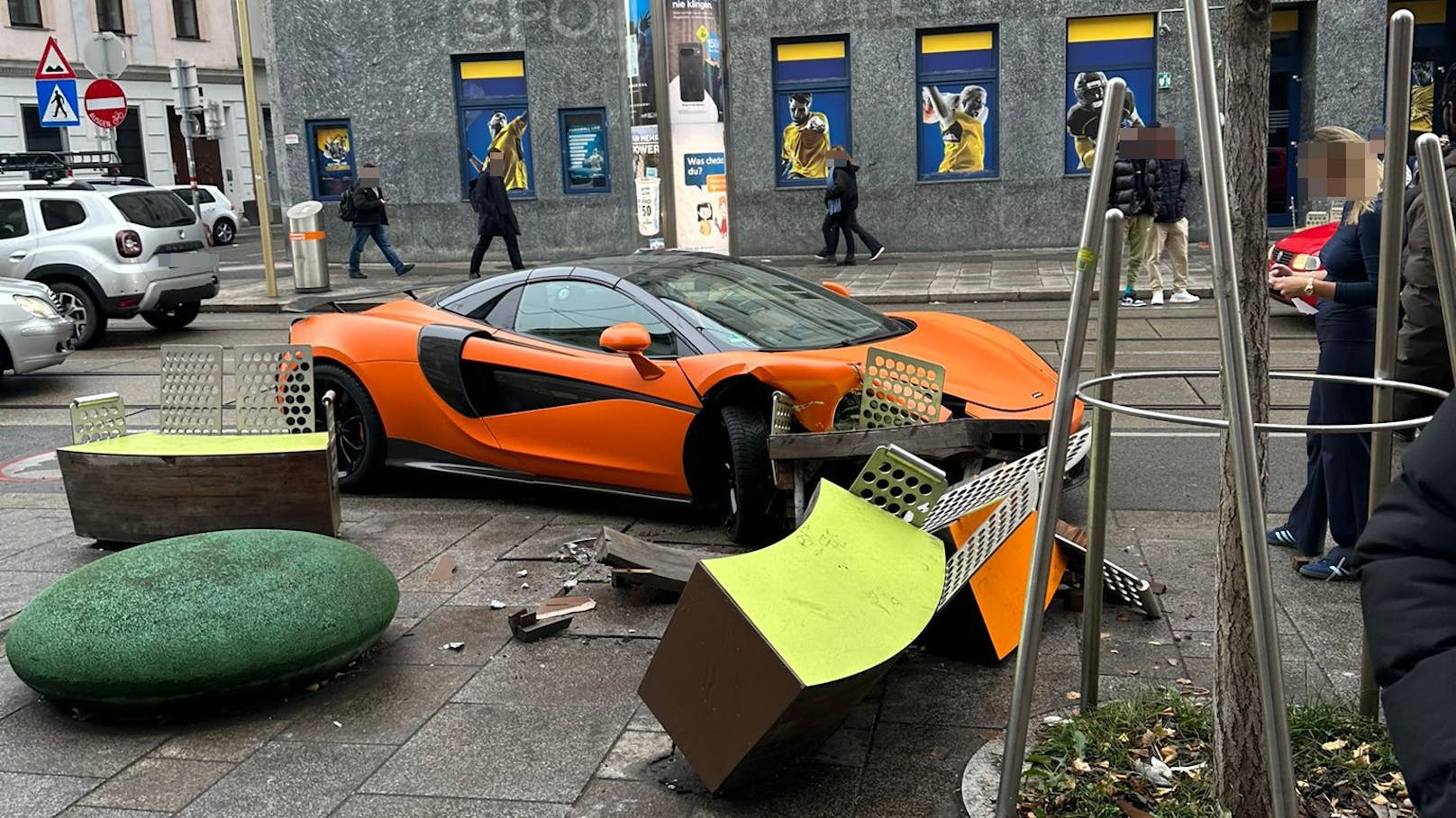 Das Auto krachte in die Sitzgelegenheiten.