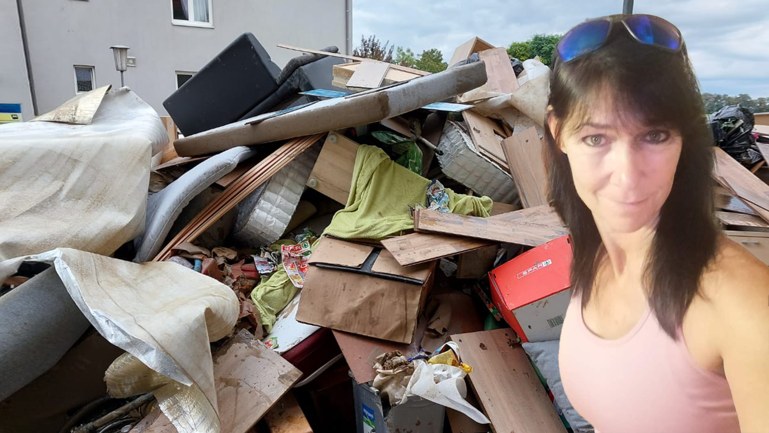 Beate Bieder vor der zerstörten Einrichtung ihres Hauses. Jetzt zittert sie um die neuen Möbel.