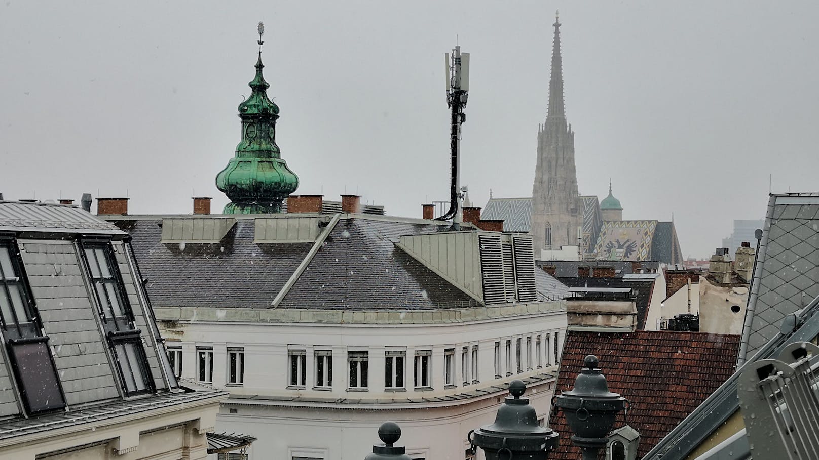 Schneefall in der Wiener City am Freitagvormittag.