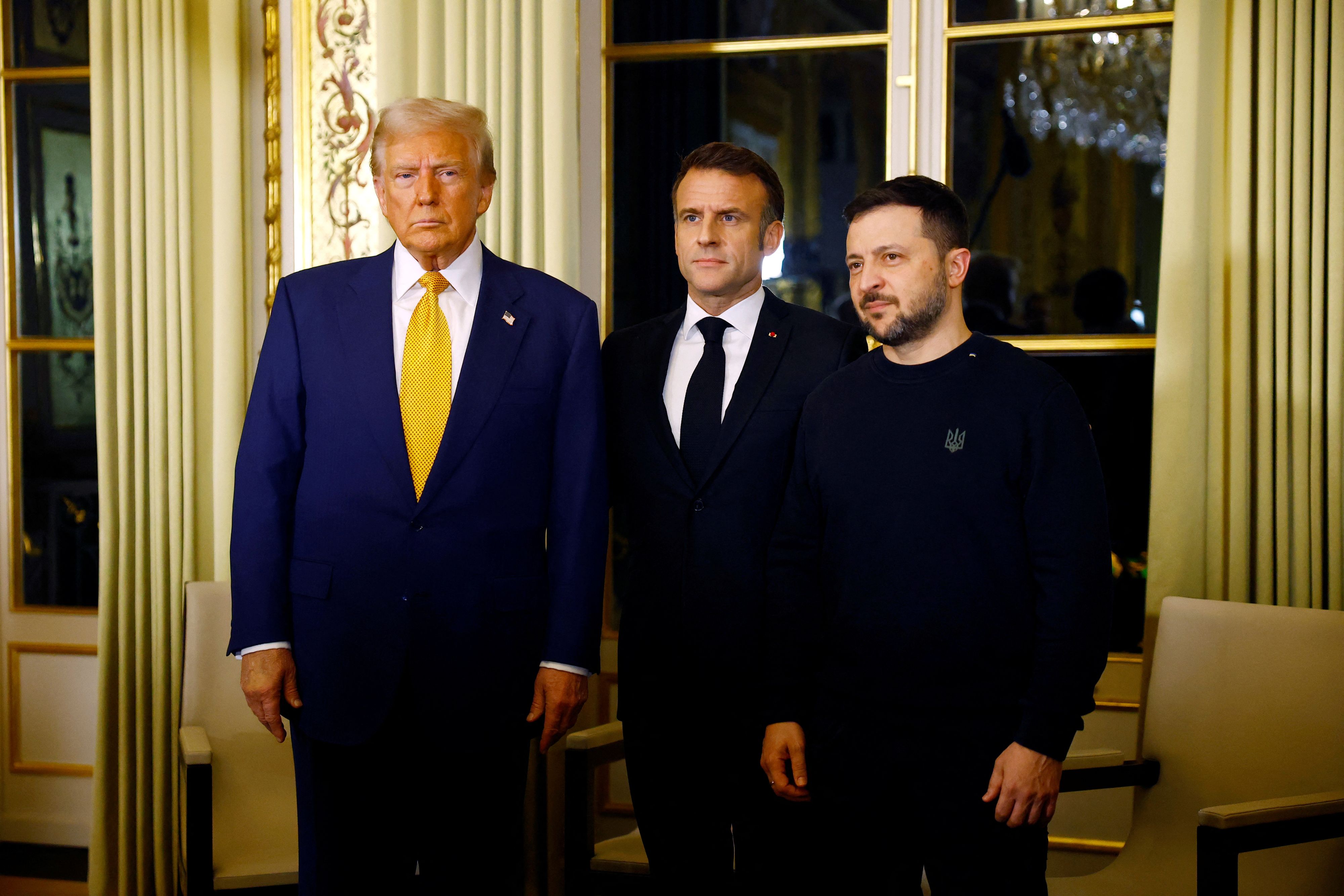 Überraschungstreffen: Obwohl eigentlich Einzeltreffen angekündigt waren, trafen sich Donald Trump, Emmanuel Macron und Wolodymyr Selenski am Samstag in Paris zum Dreiertreffen im Elysee-Palast.