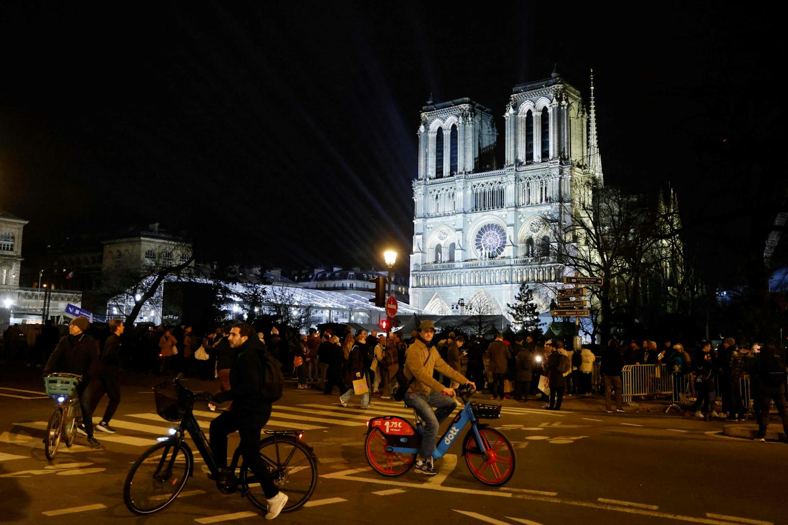 Fünfeinhalb Jahre nach dem verheerenden Brand wurde die Kathedrale "Notre Dame" in Paris vollständig restauriert. 