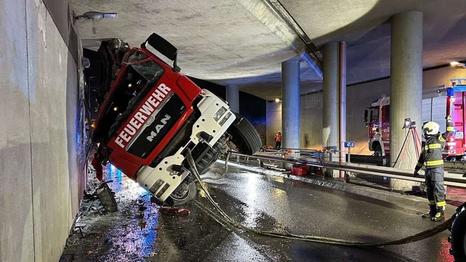 In Scheibbs (NÖ) kam Freitagabend ein Feuerwehrfahrzeug aus bislang ungeklärter Ursache von der Fahrbahn ab und prallte gegen das Fundament einer Eisenbahnbrücke. Es gab mehrere Verletzte. 