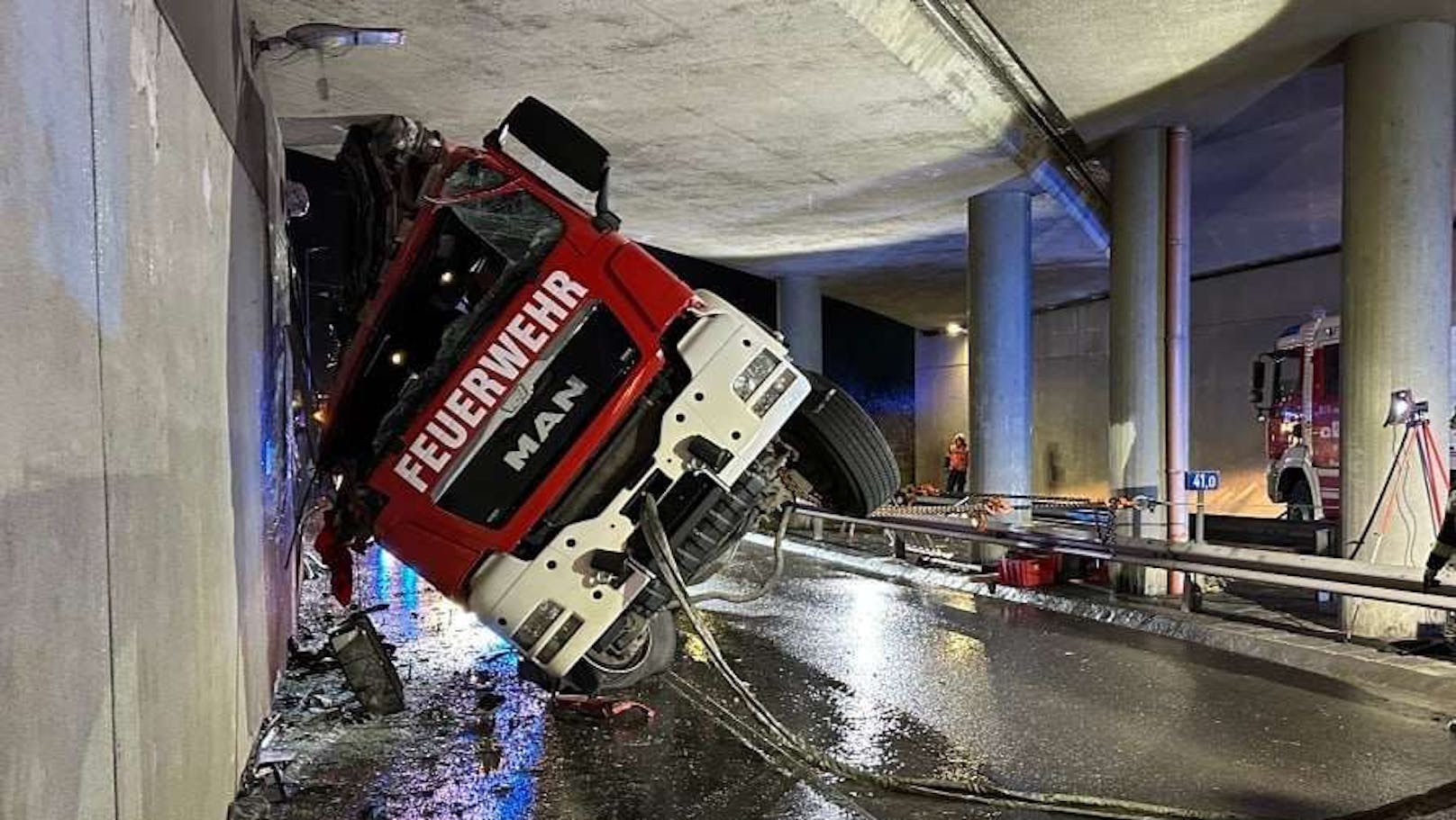 Feuerwehr rammt Eisenbahnbrücke – mehrere Verletzte