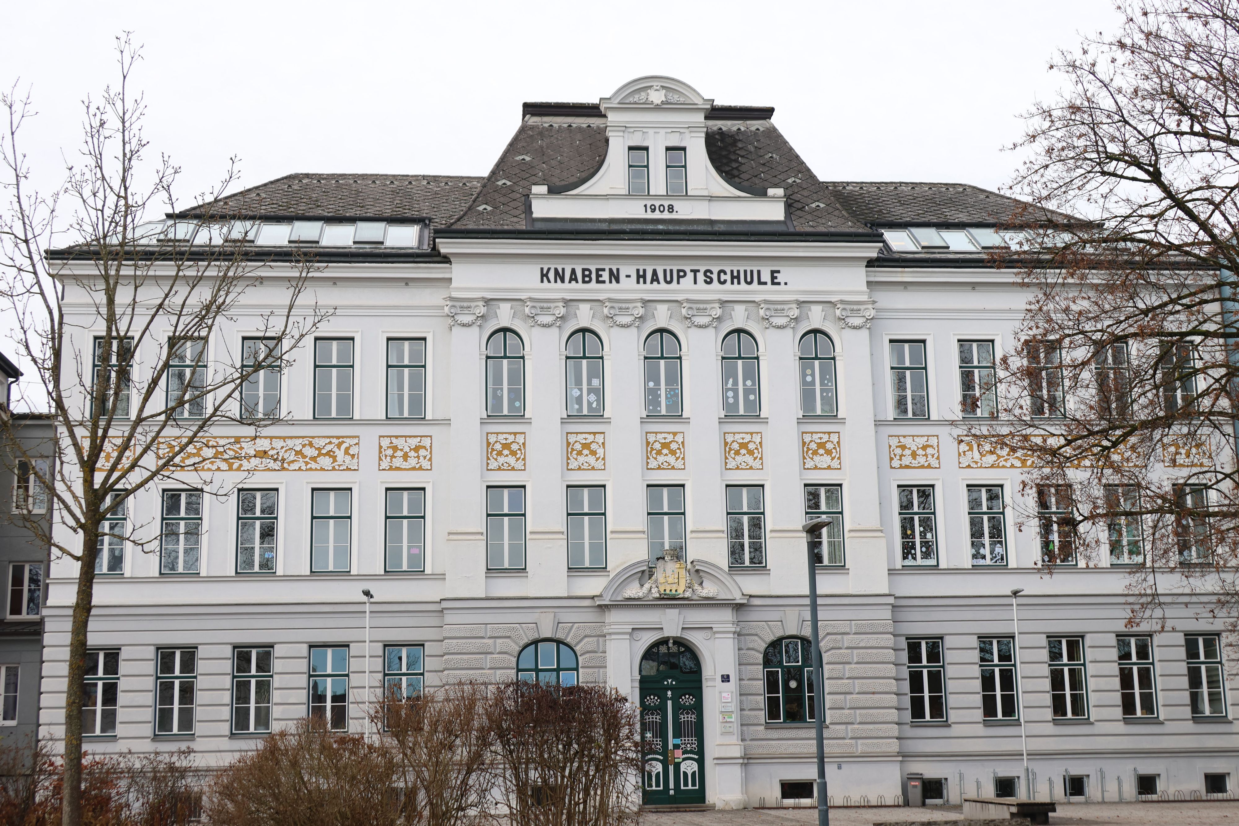 In dieser Schule wurde das Skelett gefunden. 