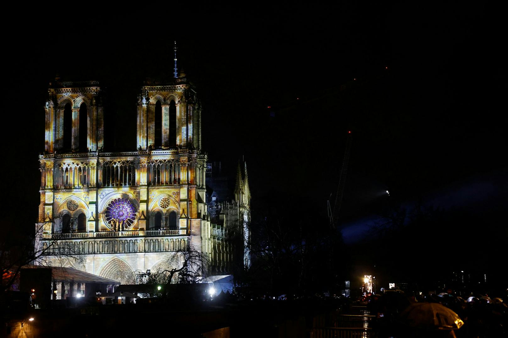 Erstrahlt wieder: Über fünf Jahre nach dem verheerenden Brand wurde "Notre-Dame de Paris" am Samstag wiedereröffnet.