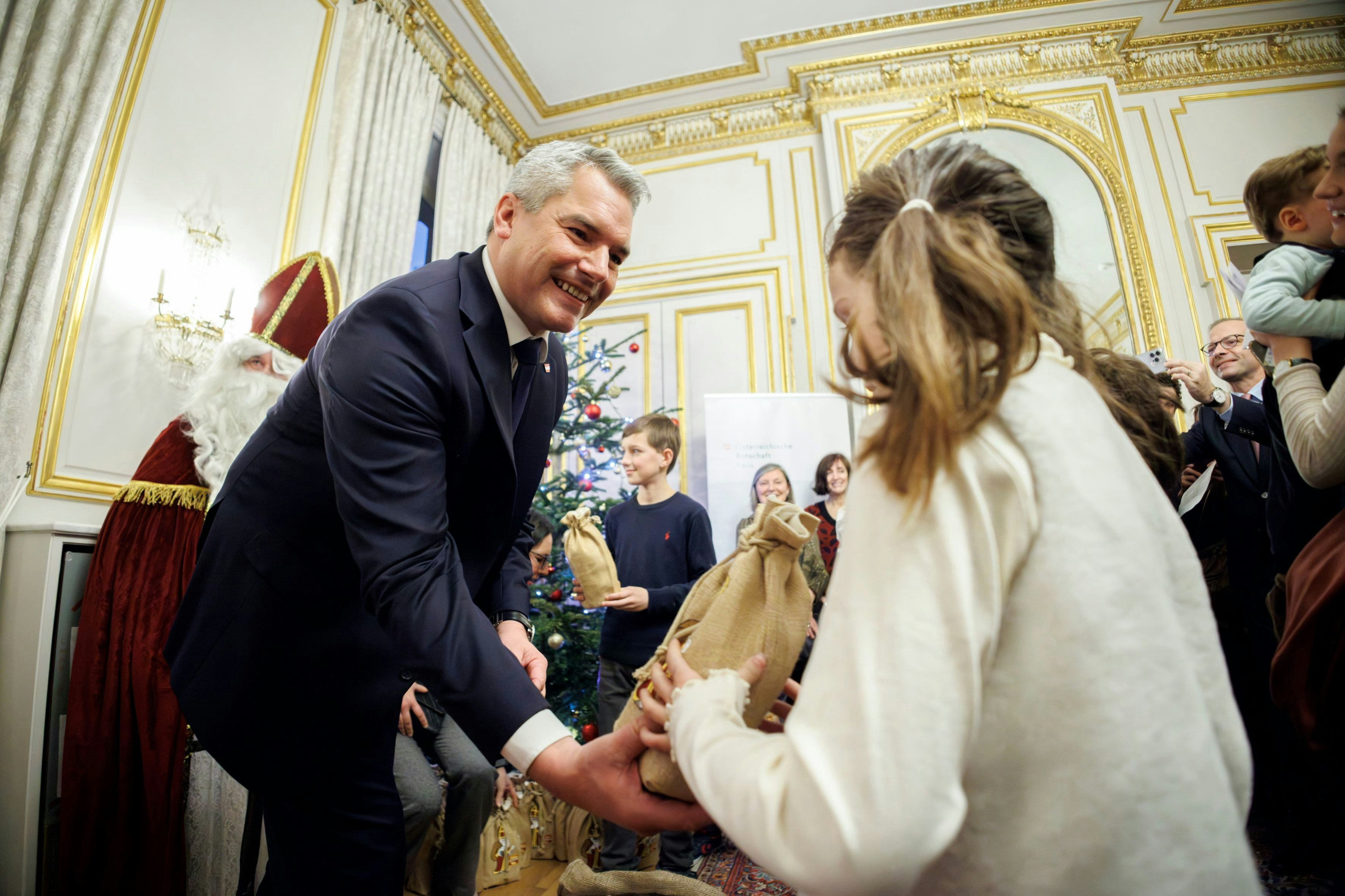 Anderswo werden noch Geschenke verteilt: Karl Nehammer bei der Adventfeier der Österreich Vereinigung in Paris