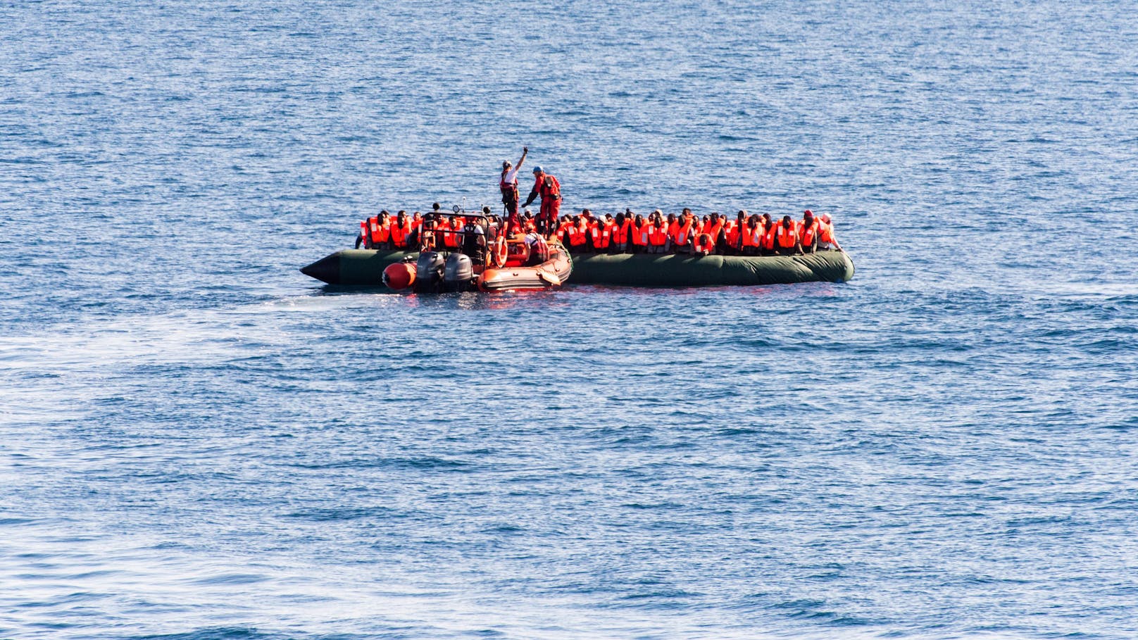 Frau (17) auf Boot missbraucht – Insassen schauen zu