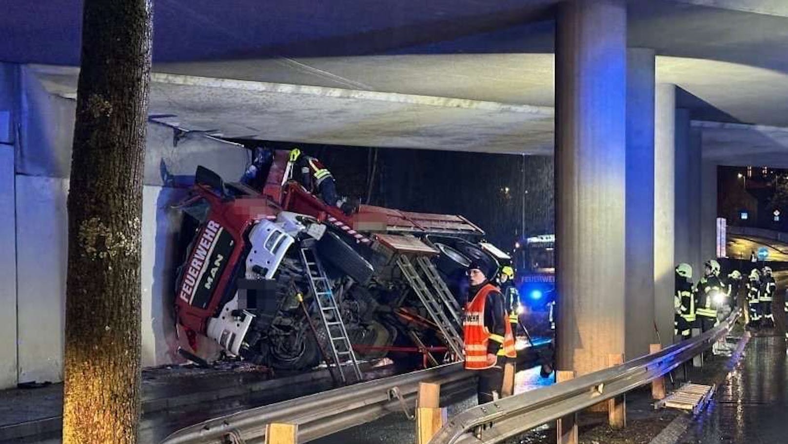 In Scheibbs (NÖ) kam Freitagabend ein Feuerwehrfahrzeug aus bislang ungeklärter Ursache von der Fahrbahn ab und prallte gegen das Fundament einer Eisenbahnbrücke. Es gab mehrere Verletzte. 