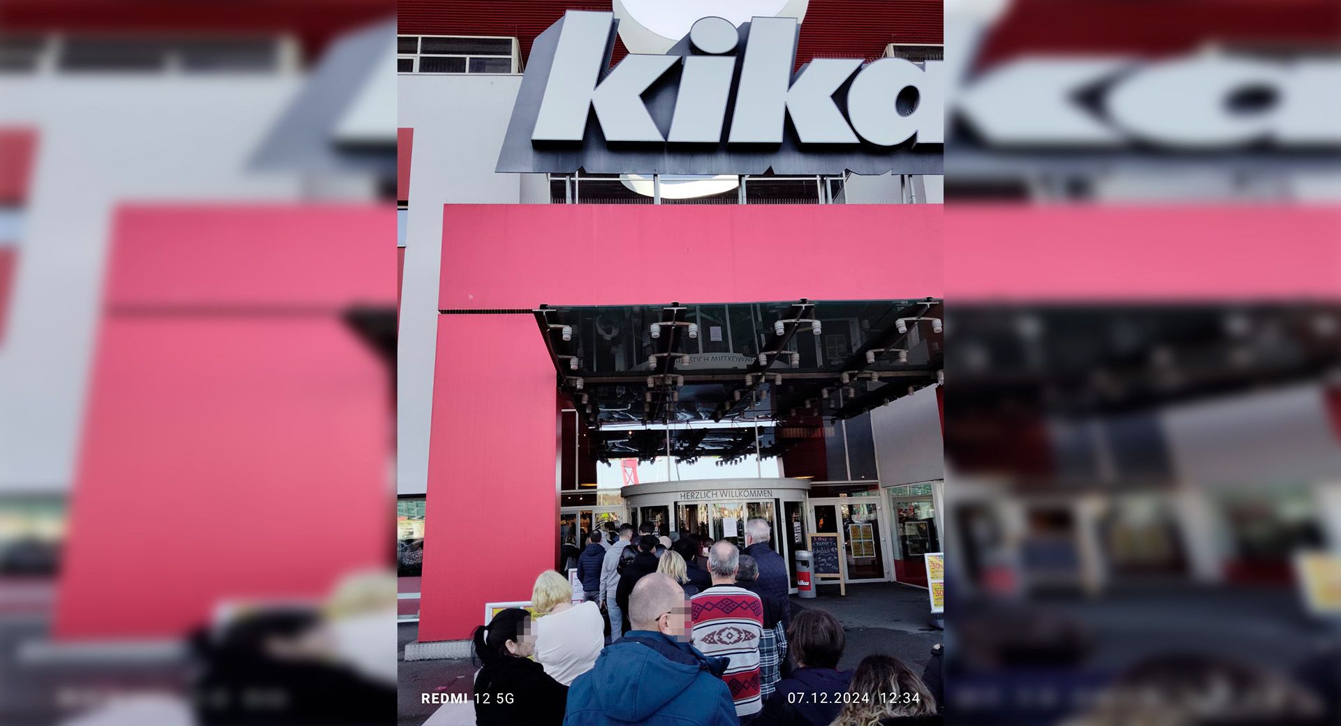 Großer Ansturm auf die Rabattschlacht beim Kika in Wien-Donaustadt