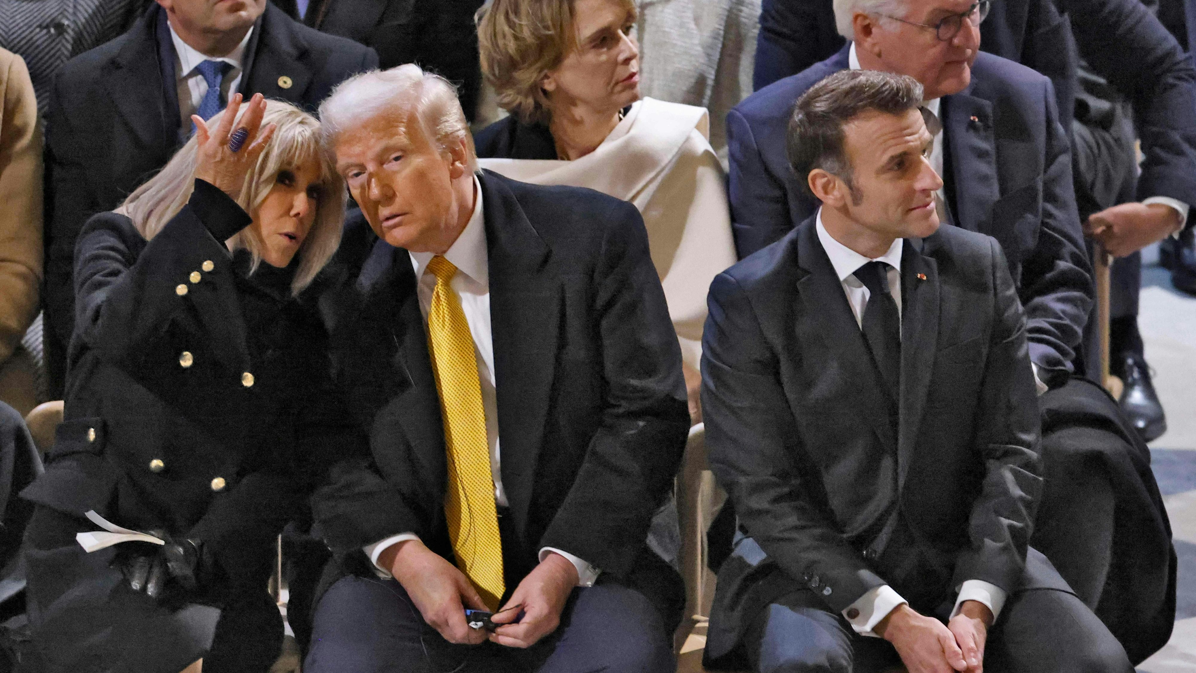 Brigitte Macron, Ehefrau des französischen Präsidenten Emmanuel Macron, im Gespräch mit Trump