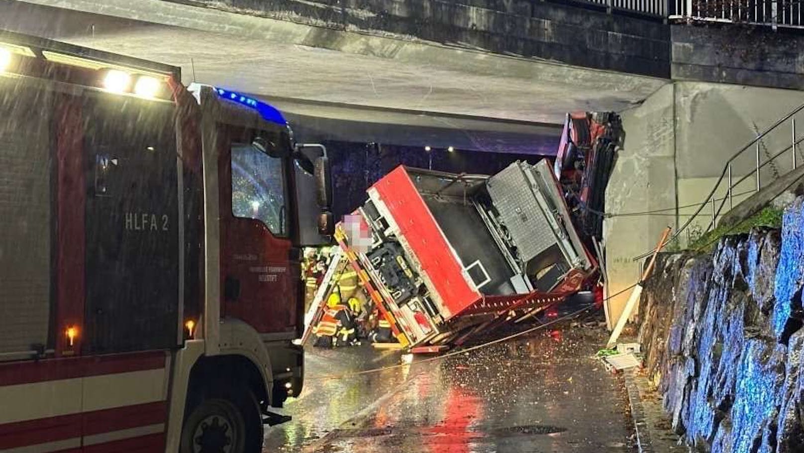 In Scheibbs (NÖ) kam Freitagabend ein Feuerwehrfahrzeug aus bislang ungeklärter Ursache von der Fahrbahn ab und prallte gegen das Fundament einer Eisenbahnbrücke. Es gab mehrere Verletzte. 