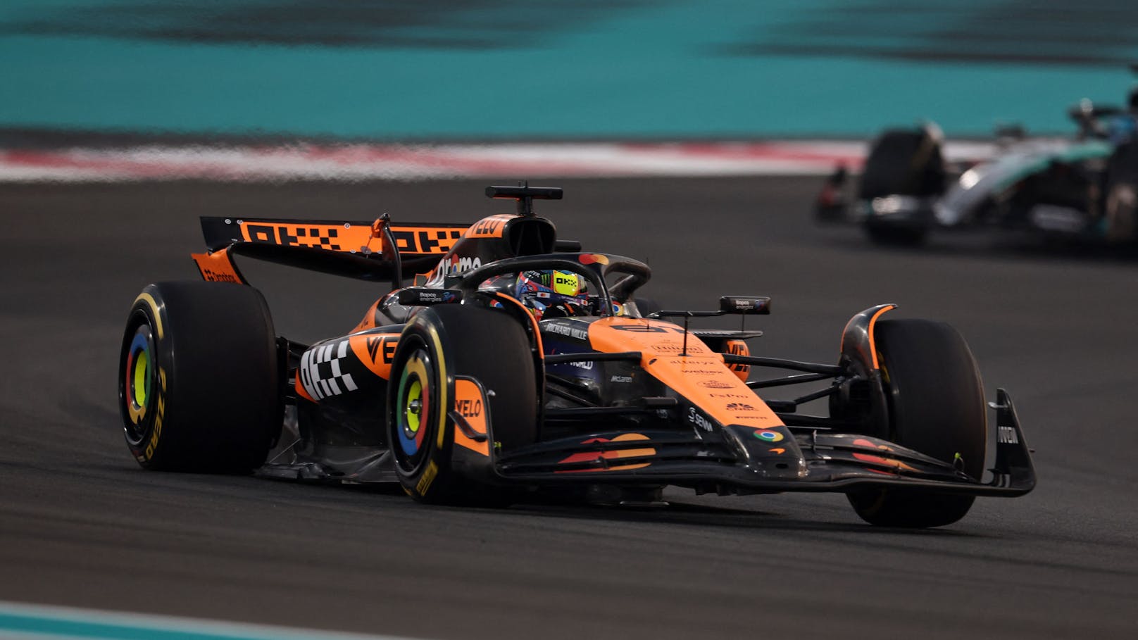 McLaren fährt der Konkurrenz im letzten Training davon