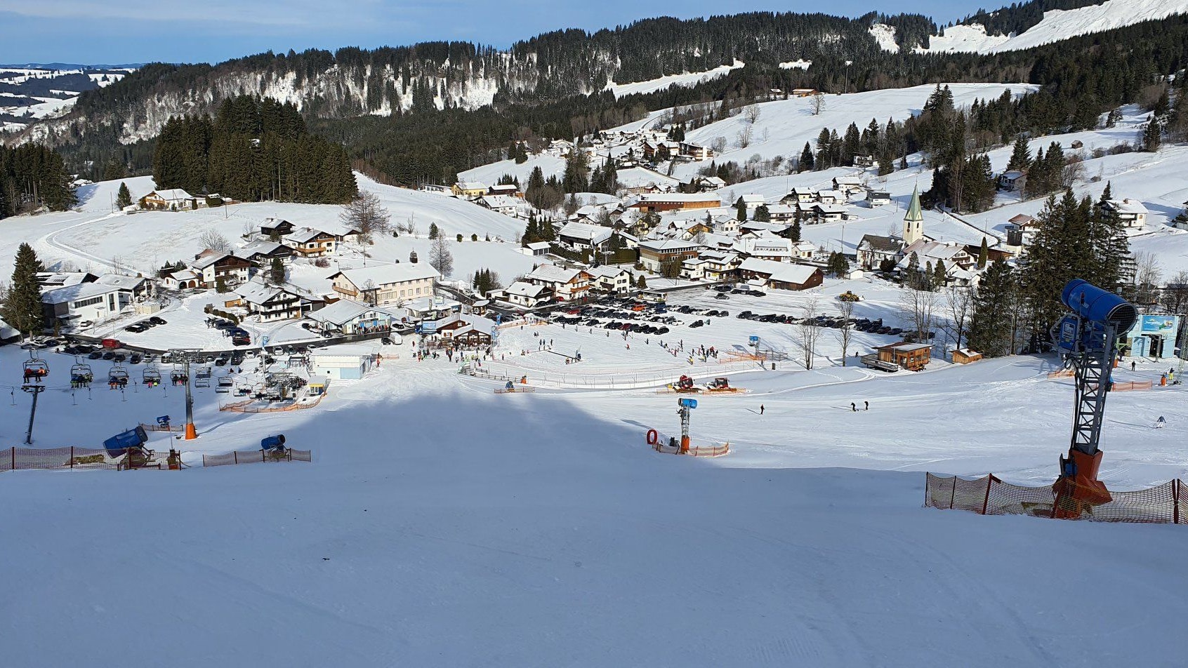 Das Wintersportgebiet liegt auf einer Höhe von 1.058 bis 1.500 m.