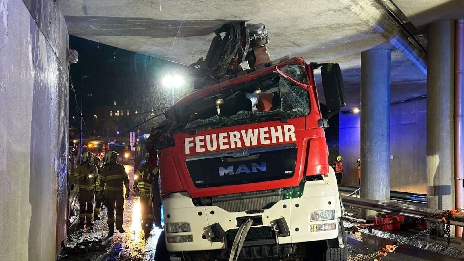 In Scheibbs (NÖ) kam Freitagabend ein Feuerwehrfahrzeug aus bislang ungeklärter Ursache von der Fahrbahn ab und prallte gegen das Fundament einer Eisenbahnbrücke. Es gab mehrere Verletzte. 