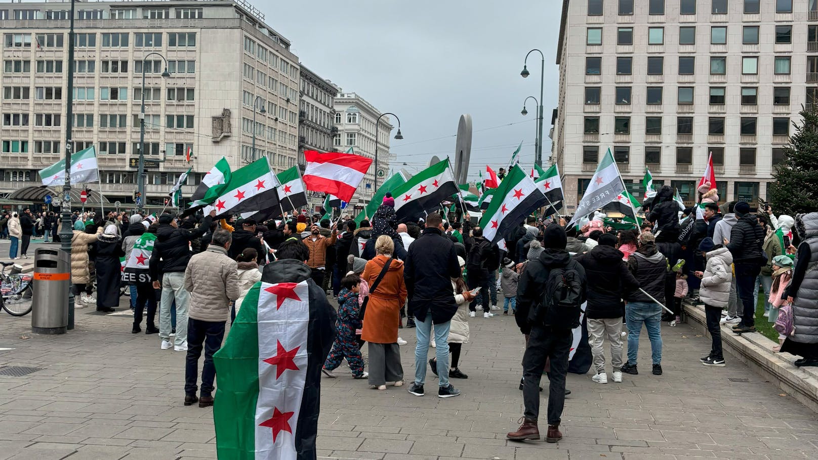 Hunderte Syrer feiern vor der Wiener Staatoper