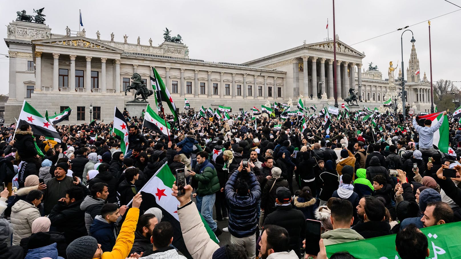 "Allahu Akbar!" Syrer feiern in Wien Assad-Sturz