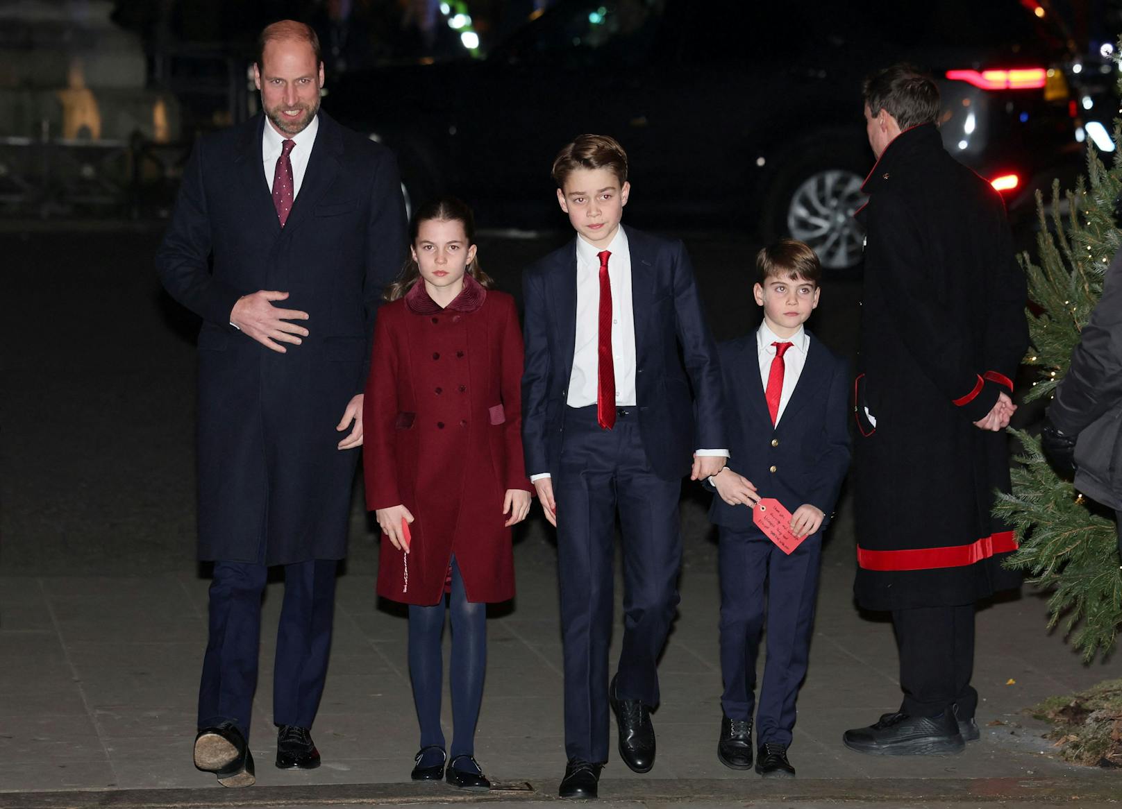 Prinz William, Prinzessin Charlotte, Prinz George und Prinz Louis auf dem Weg ihre Kärtchen auf den "Kindness Tree" zu hängen.