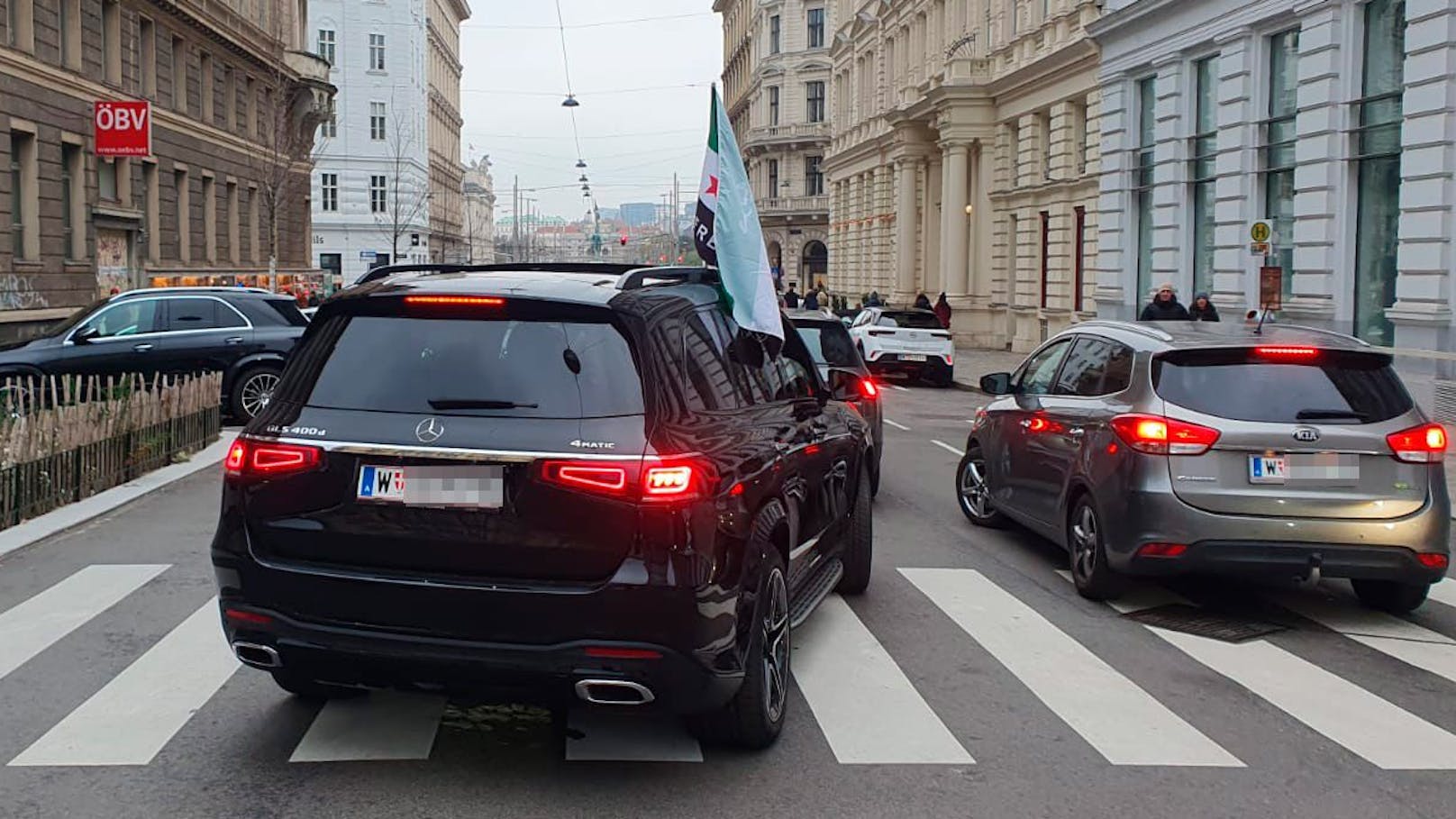 Auch Luxus-SUVs, wie dieser Mercedes GLS, werden mit syrischen Fahnen geschmückt.