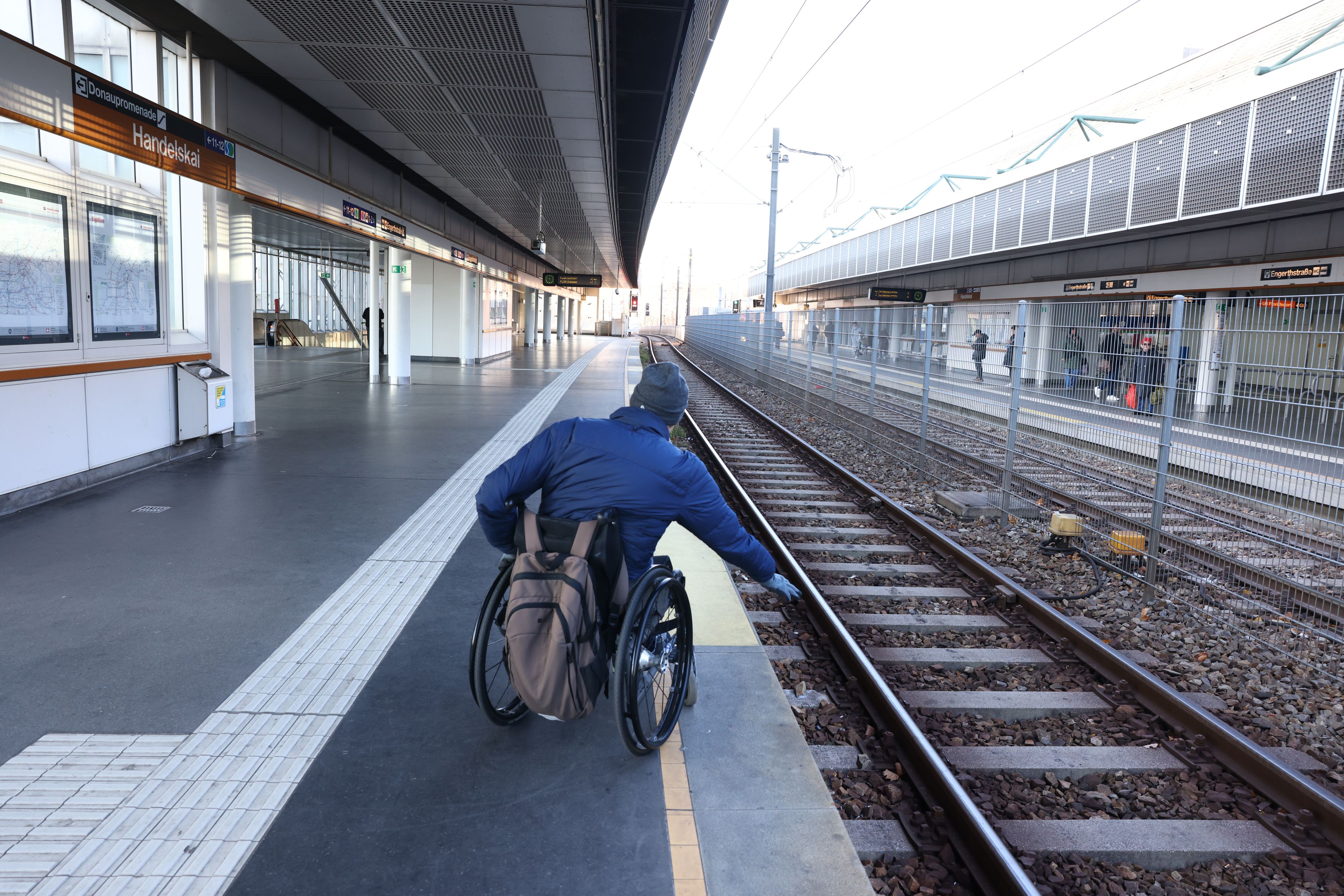 In der U6-Station Handelskai in Wien-Brigittenau stürzte Rollstuhlfahrer Andreas (41) auf die Gleise.