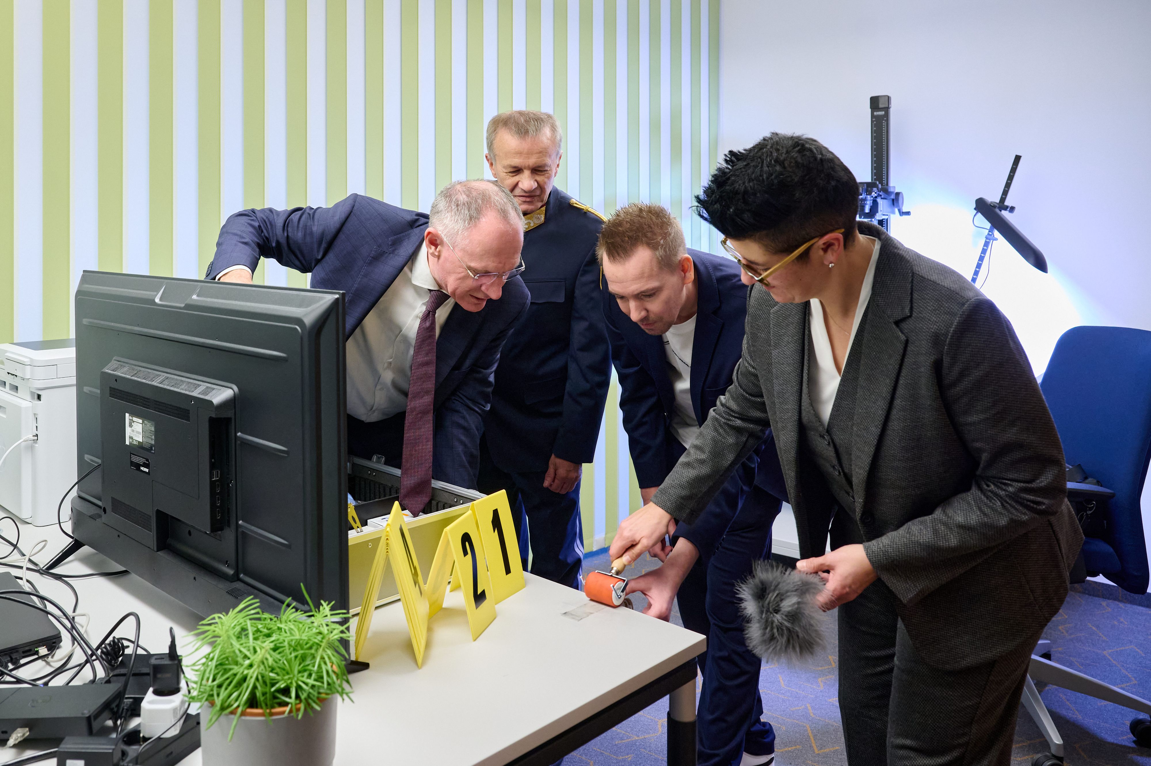 Kriminaldienstreform: Innenminister Karner, NÖ-Polizeichef Popp (v.l.) in Wieselburg