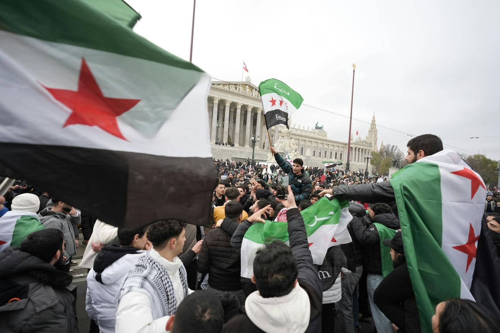 Mehrere Tausend Syrer feierten den Sturz des Assad-Regimes vor dem Parlament in Wien.