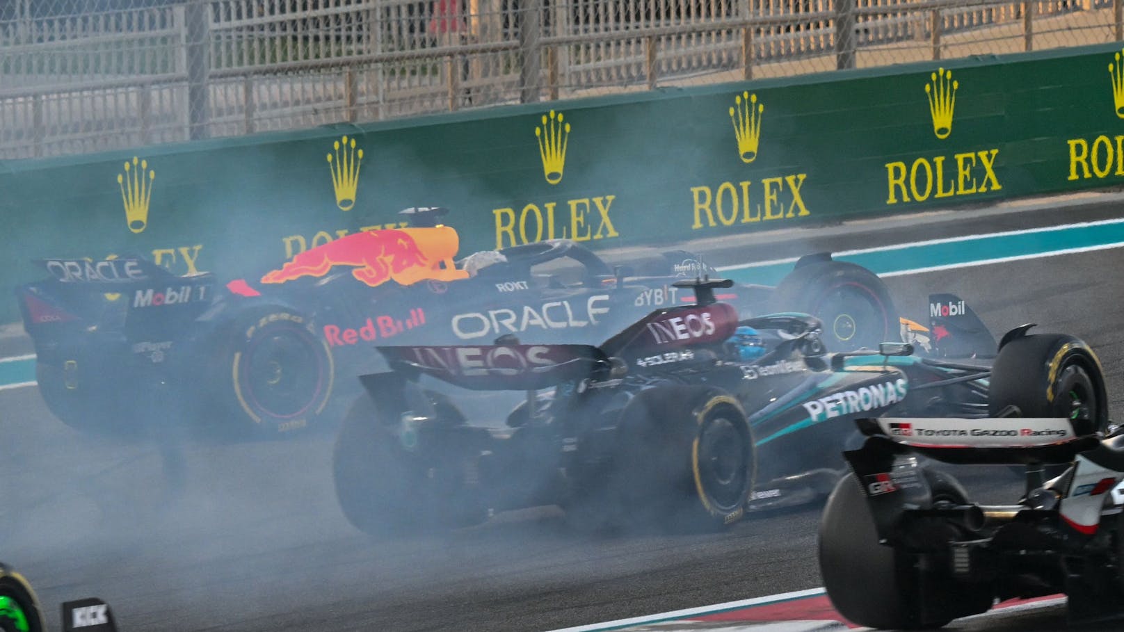 "Dumme Idioten!" Verstappen crasht, beschimpft Stewards