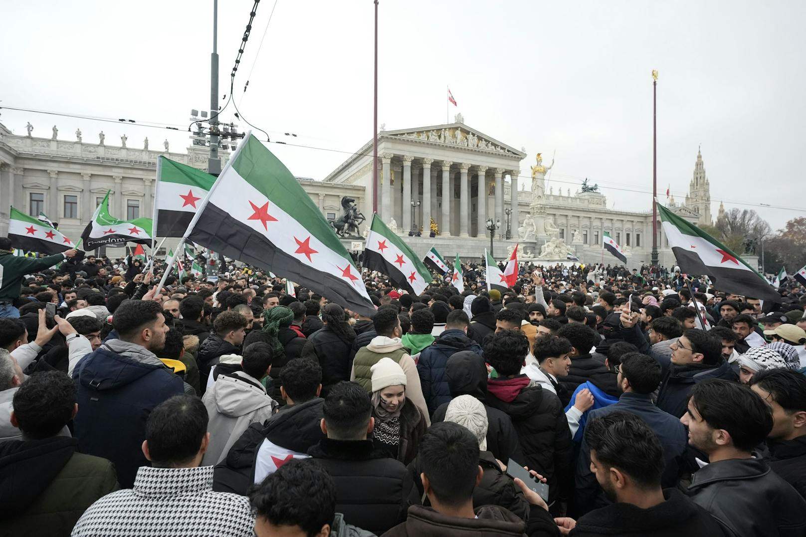 Mehrere Tausend Syrer feierten den Sturz des Assad-Regimes vor dem Parlament in Wien.