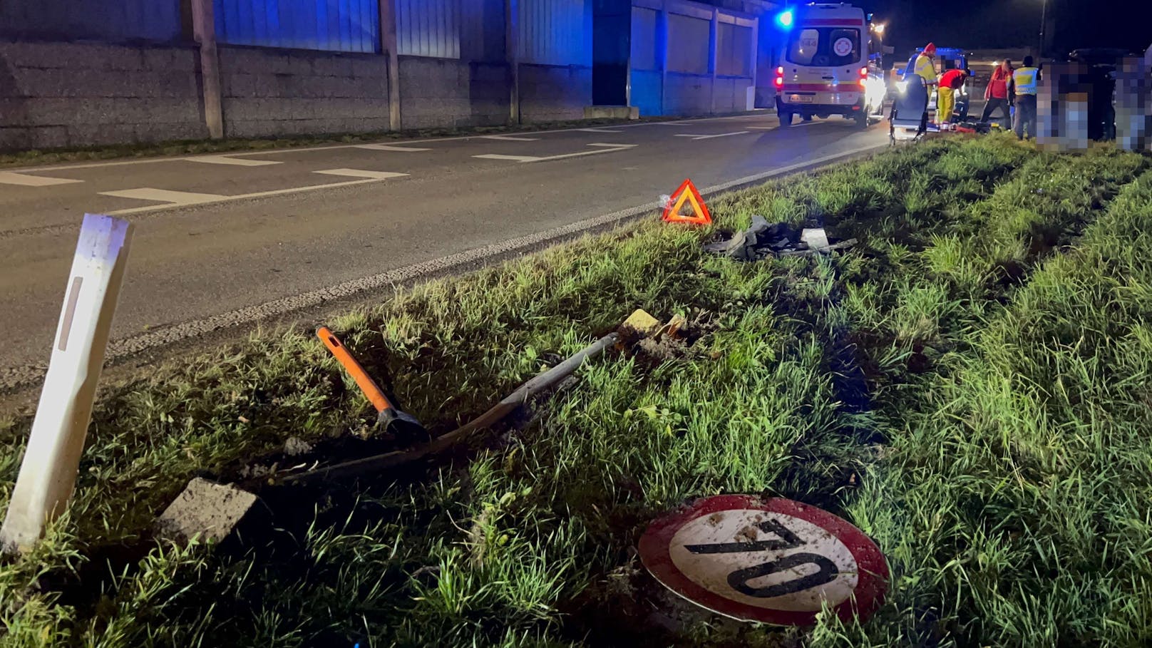 Am zweiten Adventsonntag kam es mutmaßlich aufgrund eines medizinischen Notfalls am Steuer zu einem tödlichen Unfall in Pöchlarn.