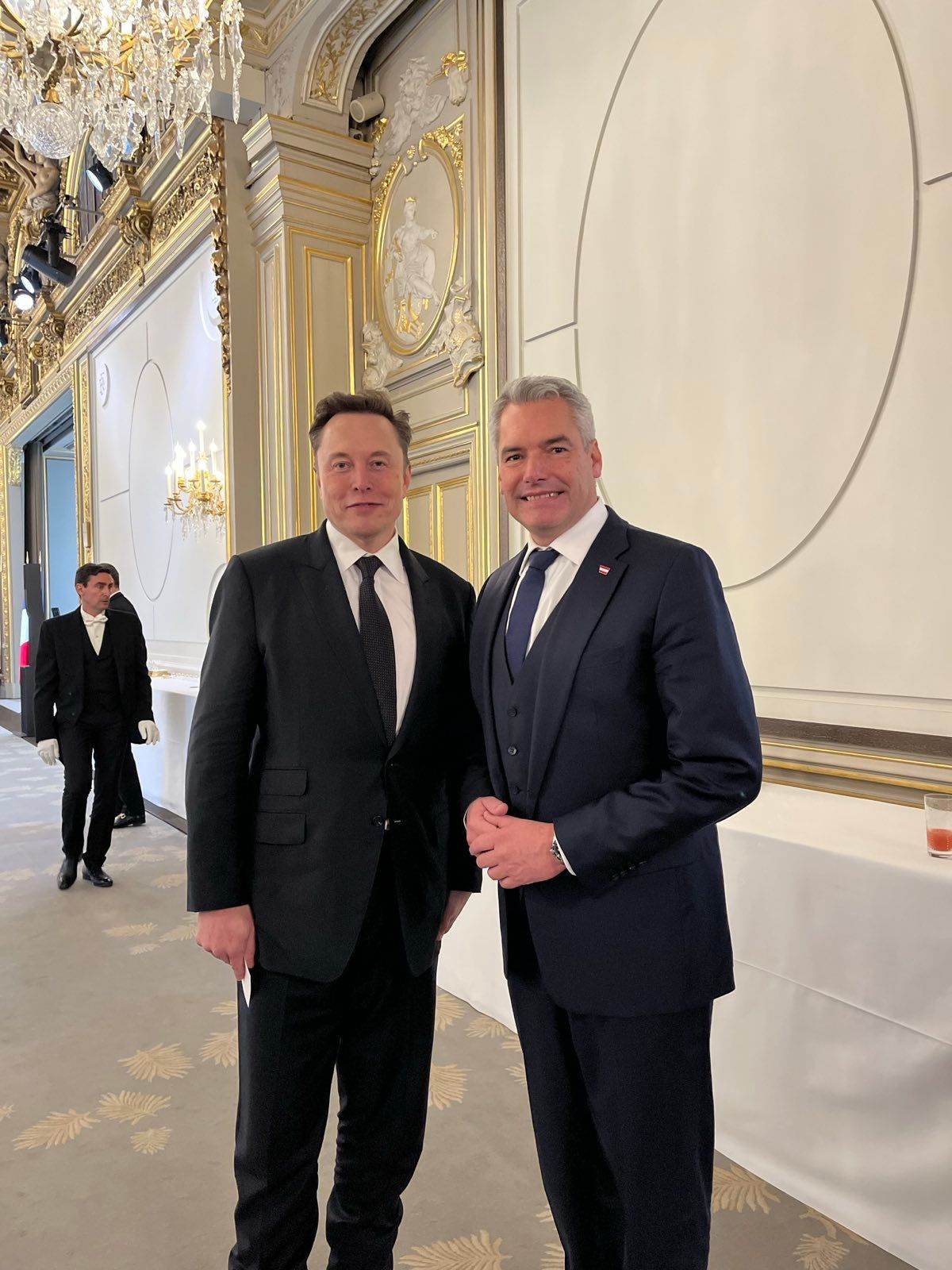 X-Chef Elon Musk neben Kanzler Karl Nehammer in Paris, 8. Dezember 2024.
