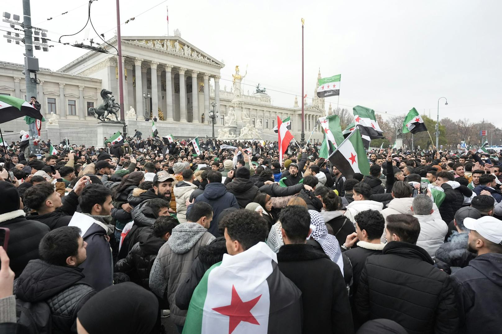 Mehrere Tausend Syrer feierten den Sturz des Assad-Regimes vor dem Parlament in Wien.