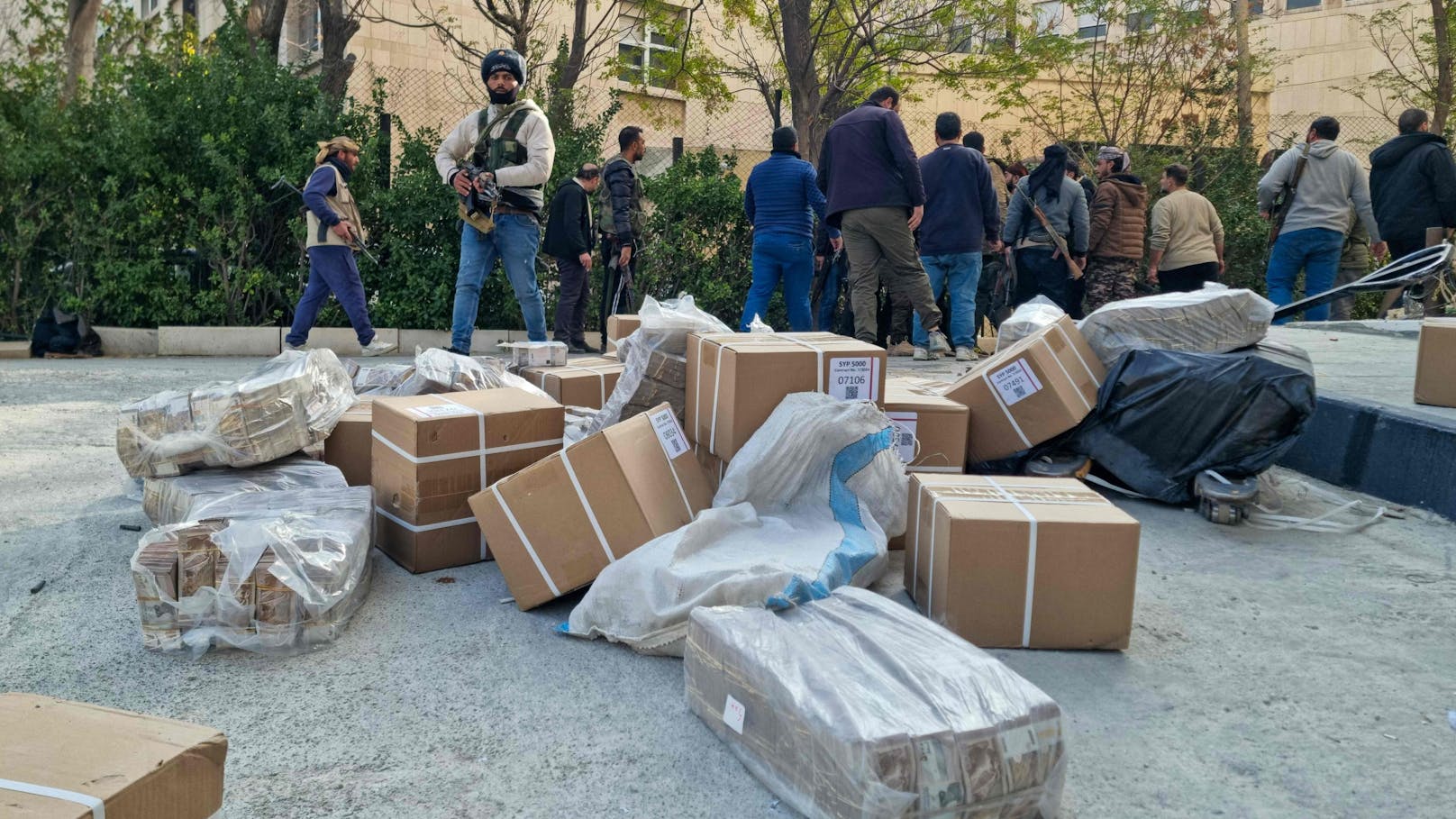 Säcke voll Geld: Kämpfer tragen Schätze aus der syrischen Zentralbank in Damaskus