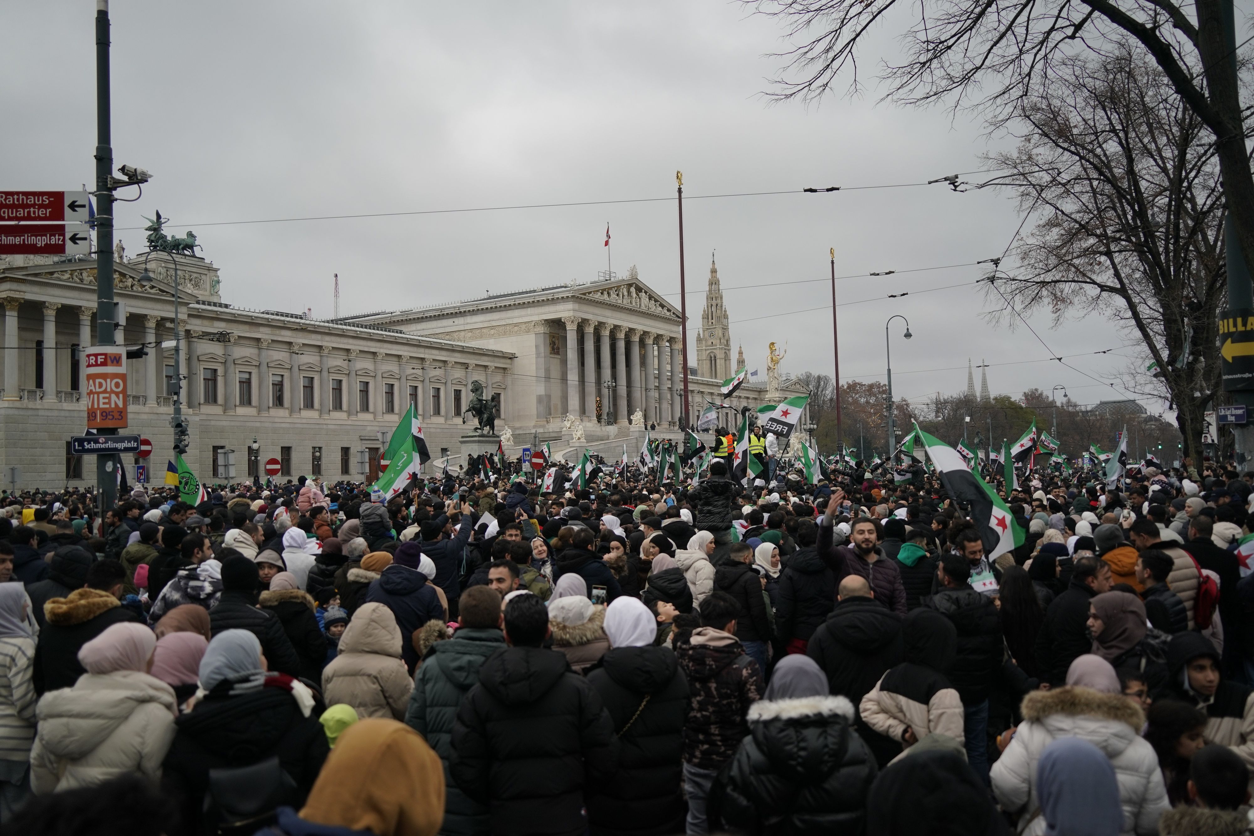 Mehrere Tausend Syrer feierten den Sturz des Assad-Regimes vor dem Parlament in Wien.