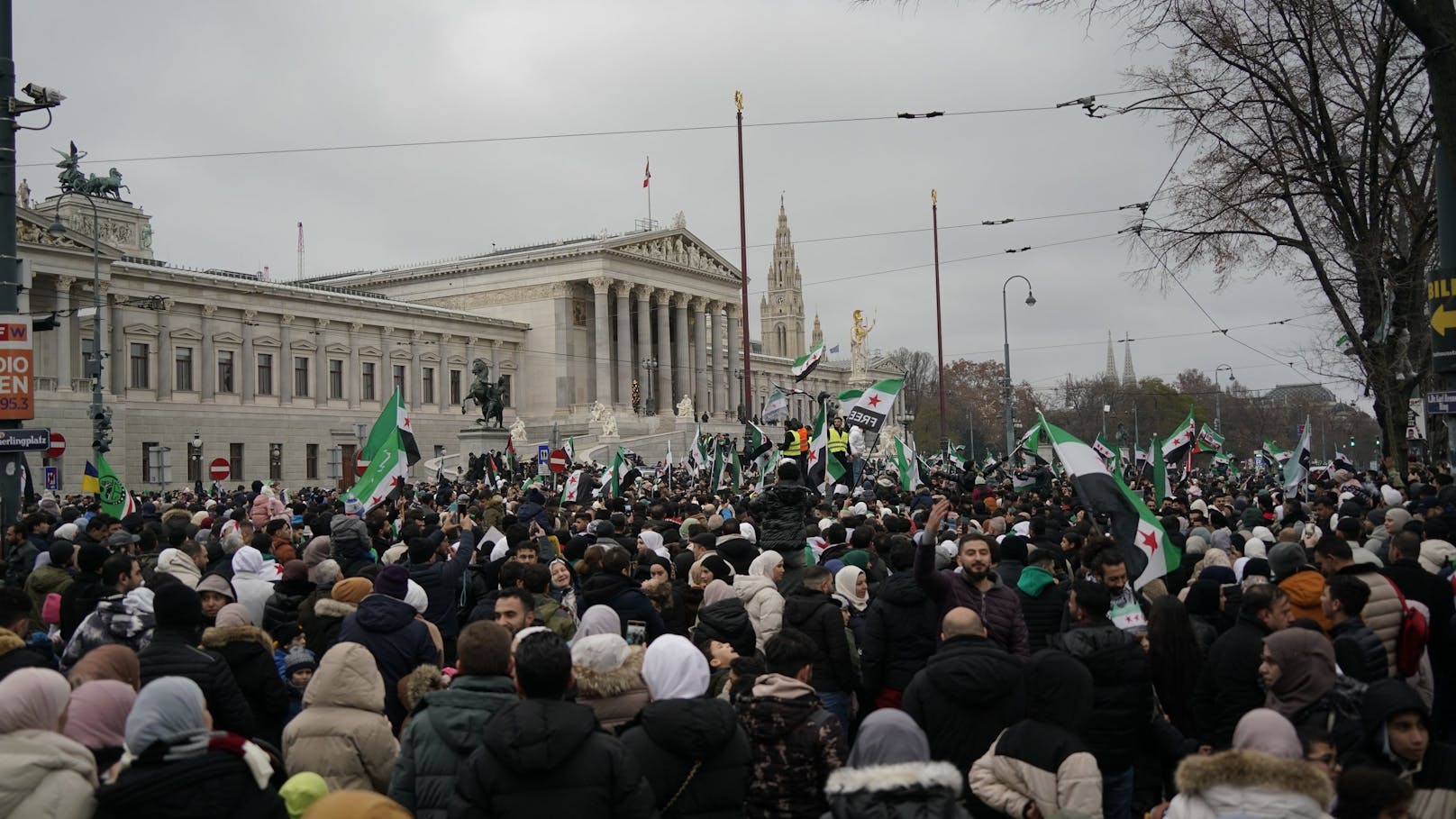 50 Anzeigen bei "friedlicher" Syrer-Demo in Wien