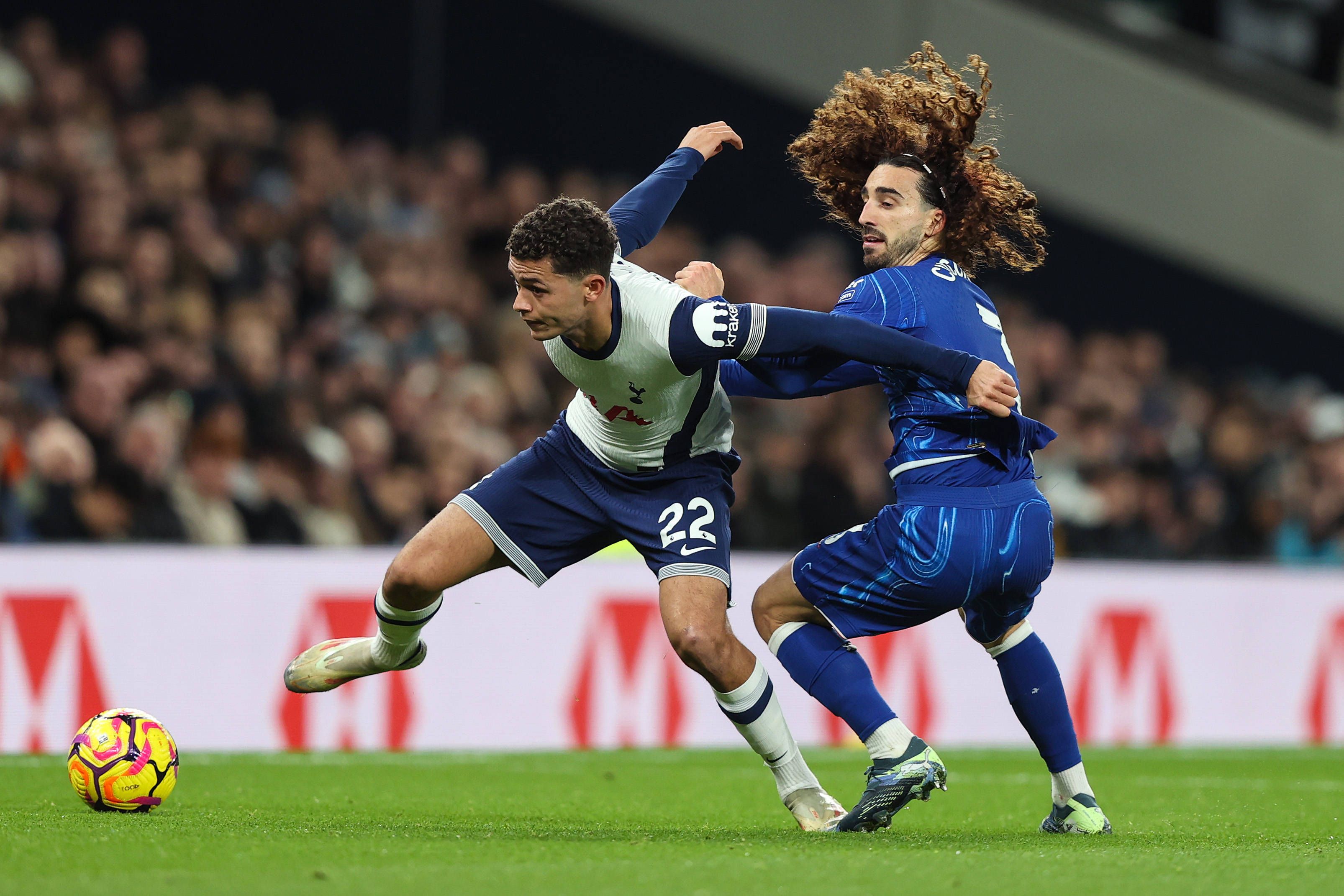 Brennan Johnson (l.) im Duell mit Marc Cucurella.