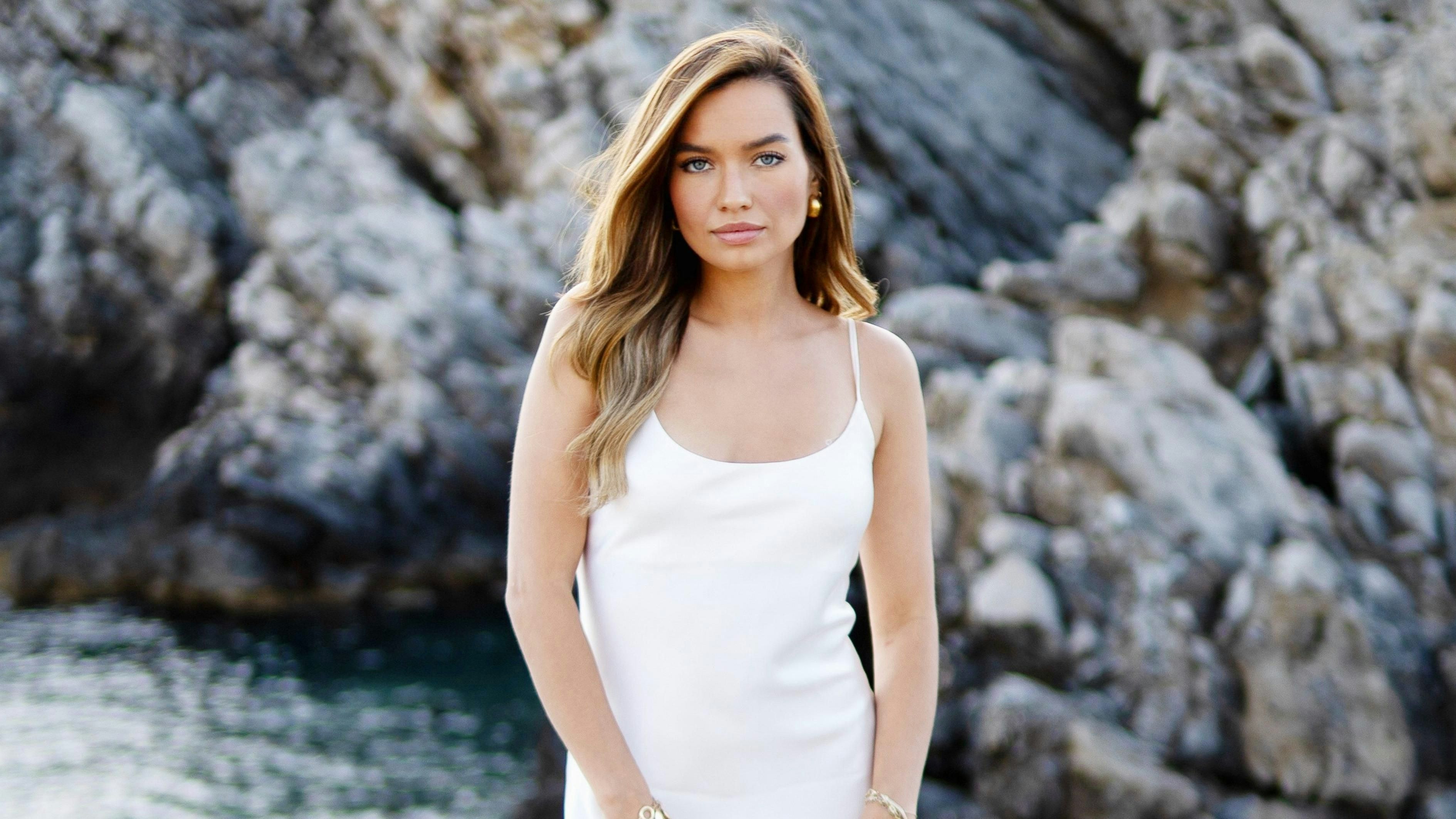 Single-Lady Karina Wagner (28) zieht mit flirtwilligen Männern in eine Villa in Griechenland, um ihren Mr. Right zu finden. Doch manche Männer sind in festen Händen und spielen den Single-Status nur vor  in der Hoffnung, die Siegprämie von 50.000 Euro zu gewinnen.   +++ Die Verwendung des sendungsbezogenen Materials ist nur mit dem Hinweis und Verlinkung auf RTL+ gestattet. +++