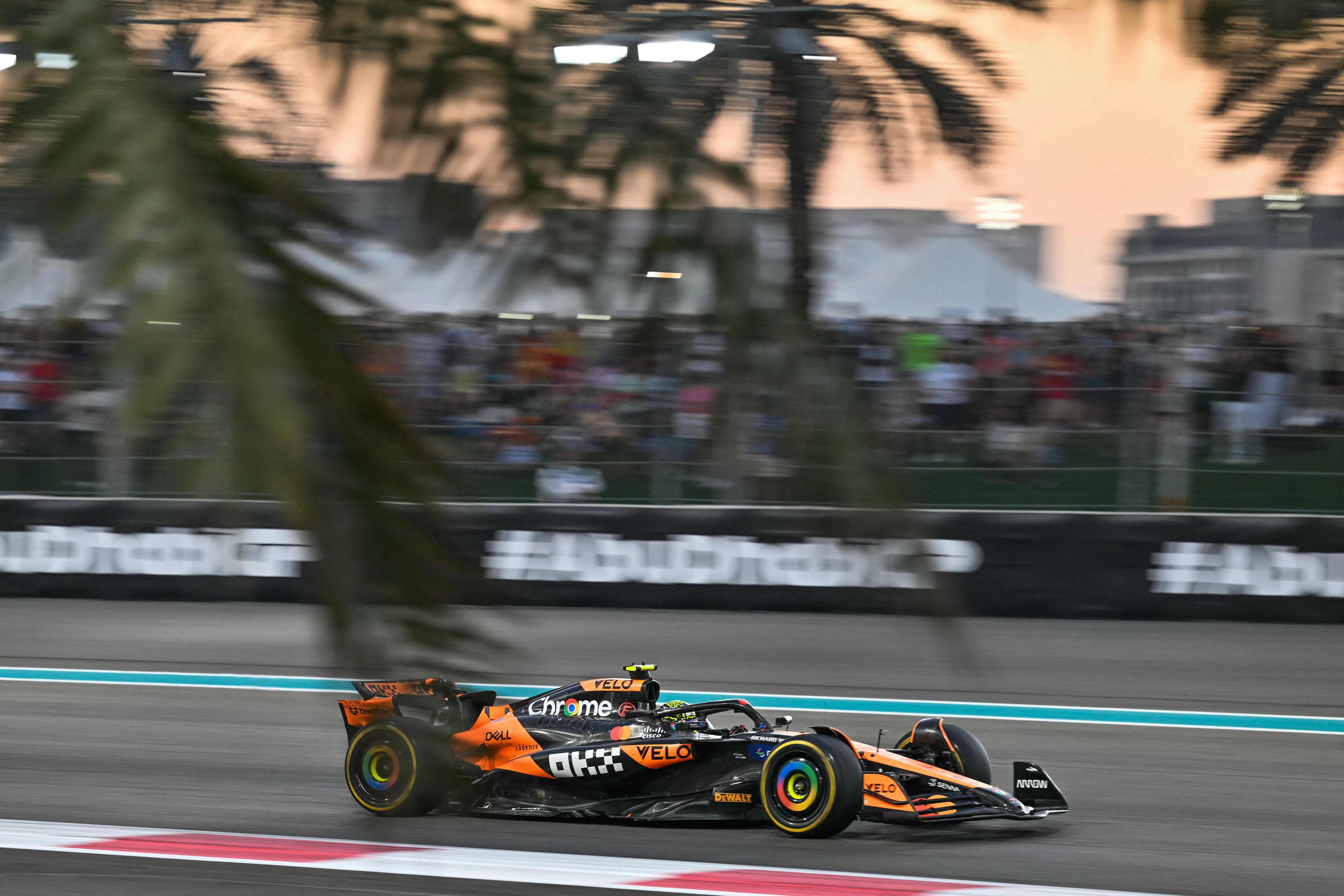 Lando Norris rast im letzten Saisonrennen zum Sieg.